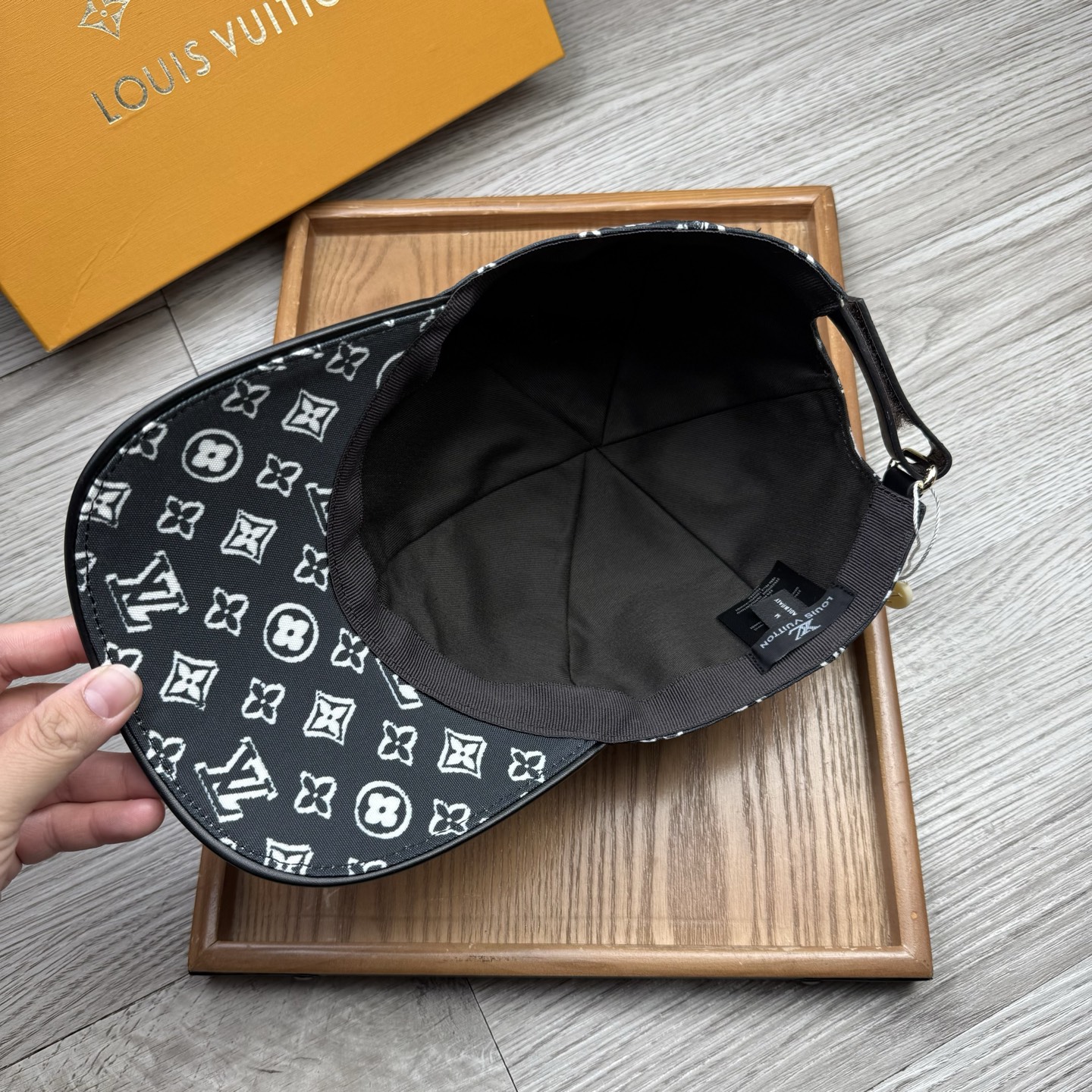 🌹。L家。重影印花【超A品质】最新款！时尚潮流，高端做工！每一个帽子都是用心之作！牛津材质！头层牛皮！配