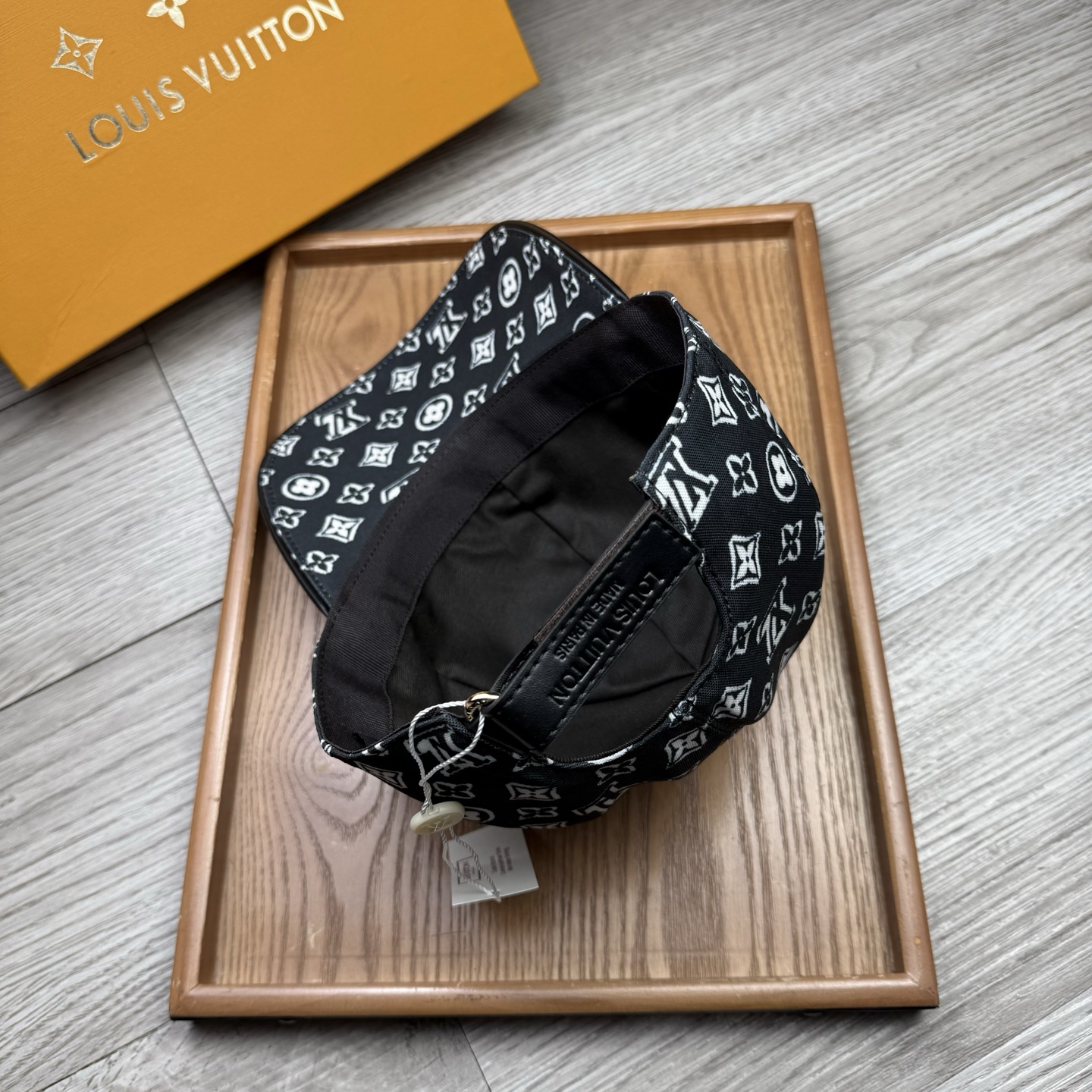 🌹。L家。重影印花【超A品质】最新款！时尚潮流，高端做工！每一个帽子都是用心之作！牛津材质！头层牛皮！配