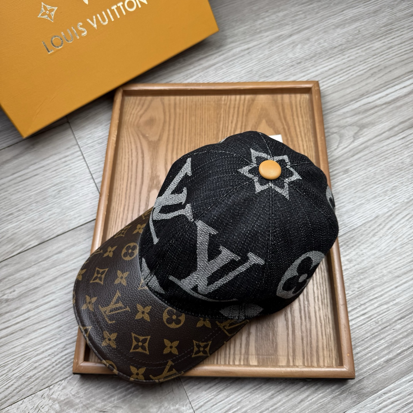 🌹。L家。大花牛仔➕老花皮沿
【超A品质】最新款！时尚潮流，高端做工！每一个帽子都是用心之作！牛津材质！