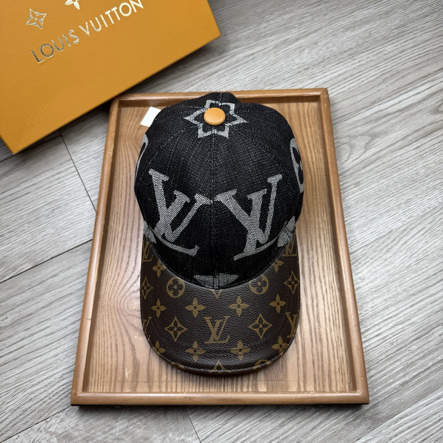 🌹。L家。大花牛仔➕老花皮沿
【超A品质】最新款！时尚潮流，高端做工！每一个帽子都是用心之作！牛津材质！