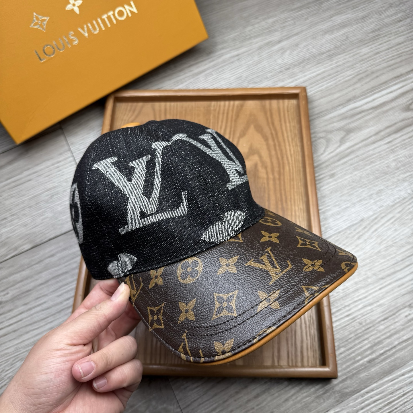 🌹。L家。大花牛仔➕老花皮沿
【超A品质】最新款！时尚潮流，高端做工！每一个帽子都是用心之作！牛津材质！