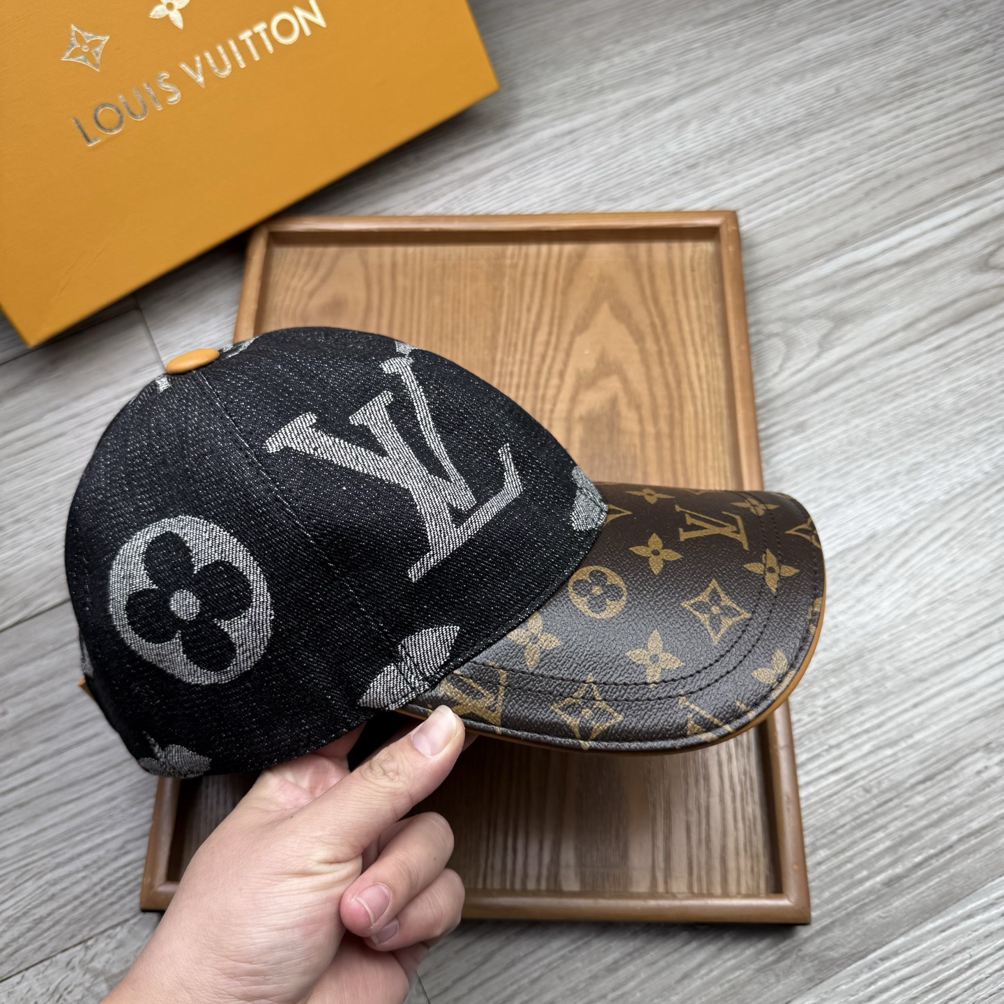 🌹。L家。大花牛仔➕老花皮沿
【超A品质】最新款！时尚潮流，高端做工！每一个帽子都是用心之作！牛津材质！