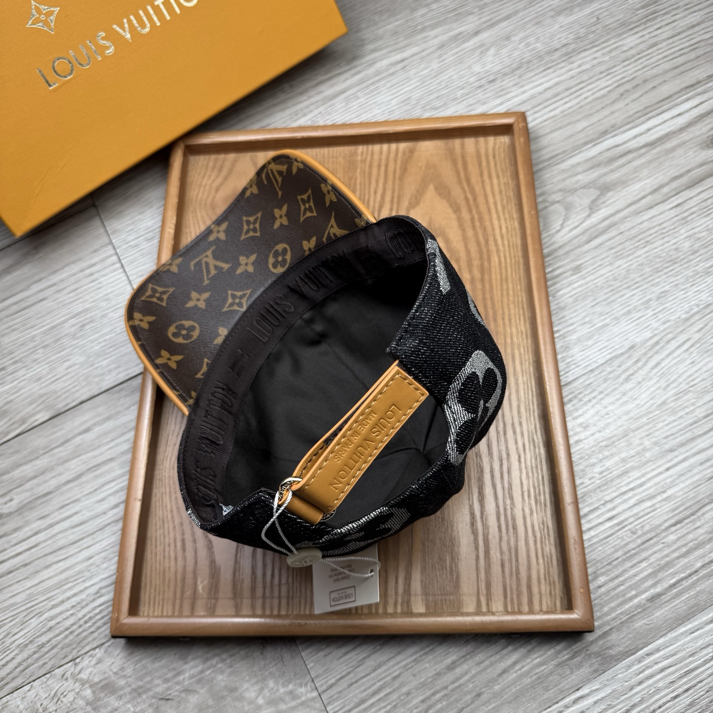 🌹。L家。大花牛仔➕老花皮沿
【超A品质】最新款！时尚潮流，高端做工！每一个帽子都是用心之作！牛津材质！