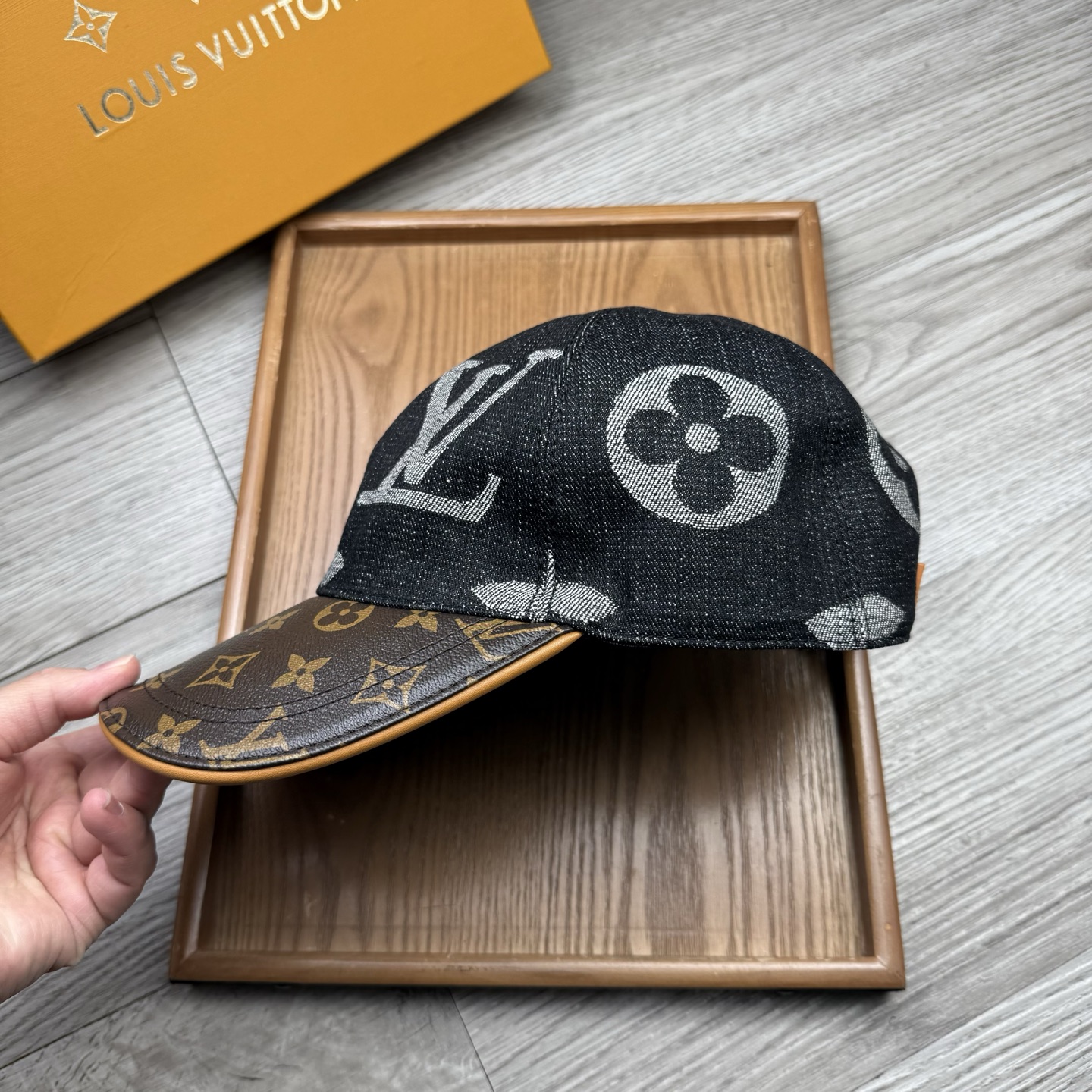 🌹。L家。大花牛仔➕老花皮沿
【超A品质】最新款！时尚潮流，高端做工！每一个帽子都是用心之作！牛津材质！