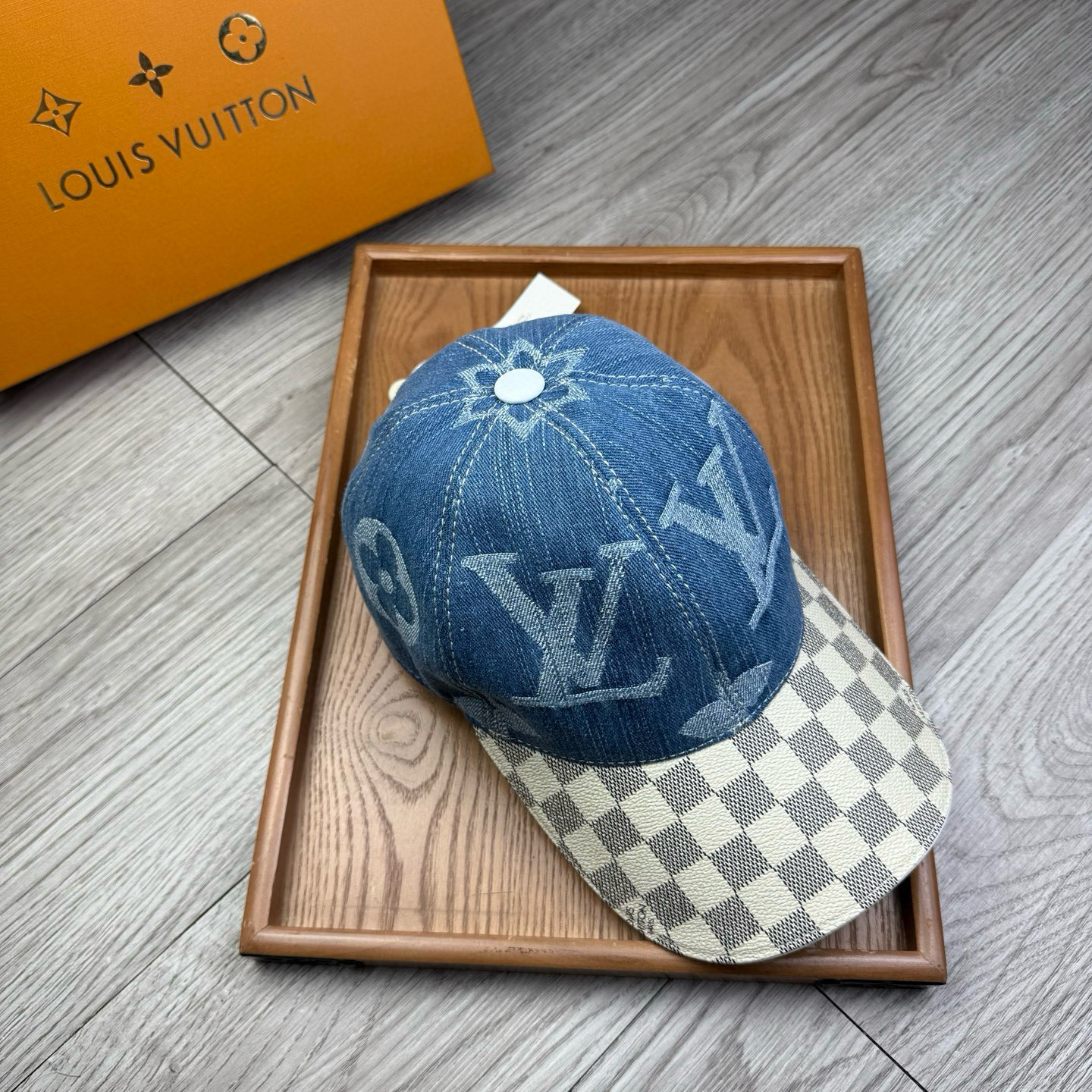 🌹。L家。大花牛仔➕棋盘格皮沿
【超A品质】最新款！时尚潮流，高端做工！每一个帽子都是用心之作！牛津材质