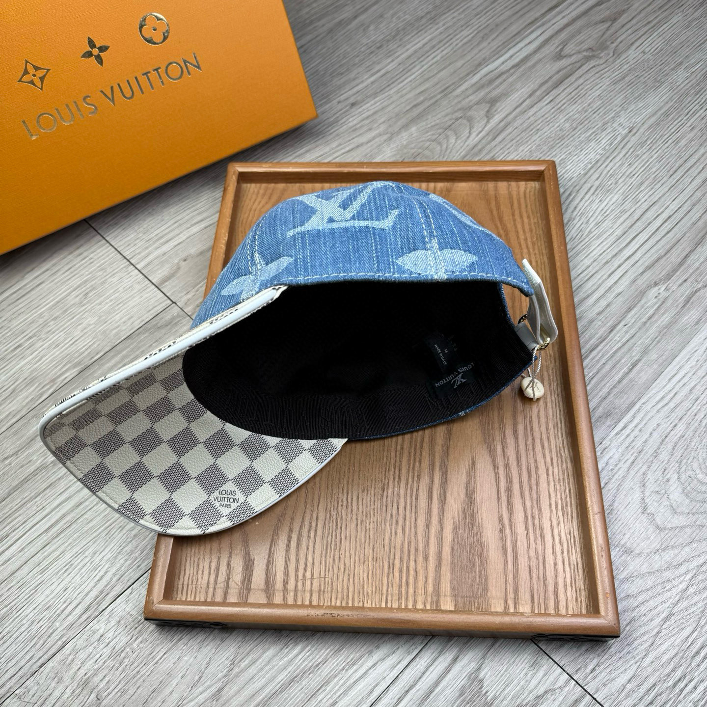 🌹。L家。大花牛仔➕棋盘格皮沿
【超A品质】最新款！时尚潮流，高端做工！每一个帽子都是用心之作！牛津材质