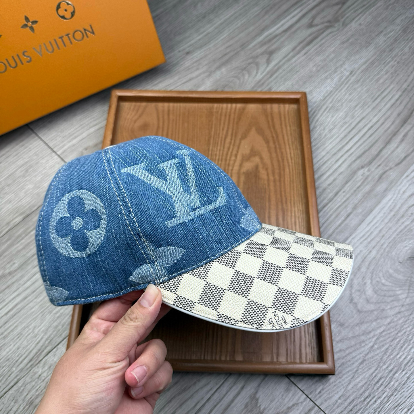 🌹。L家。大花牛仔➕棋盘格皮沿
【超A品质】最新款！时尚潮流，高端做工！每一个帽子都是用心之作！牛津材质