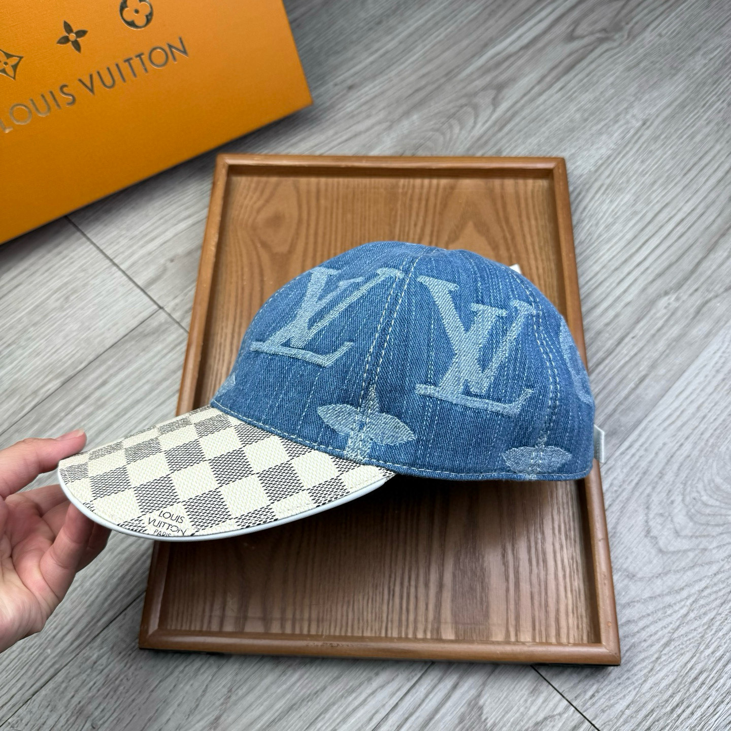 🌹。L家。大花牛仔➕棋盘格皮沿
【超A品质】最新款！时尚潮流，高端做工！每一个帽子都是用心之作！牛津材质