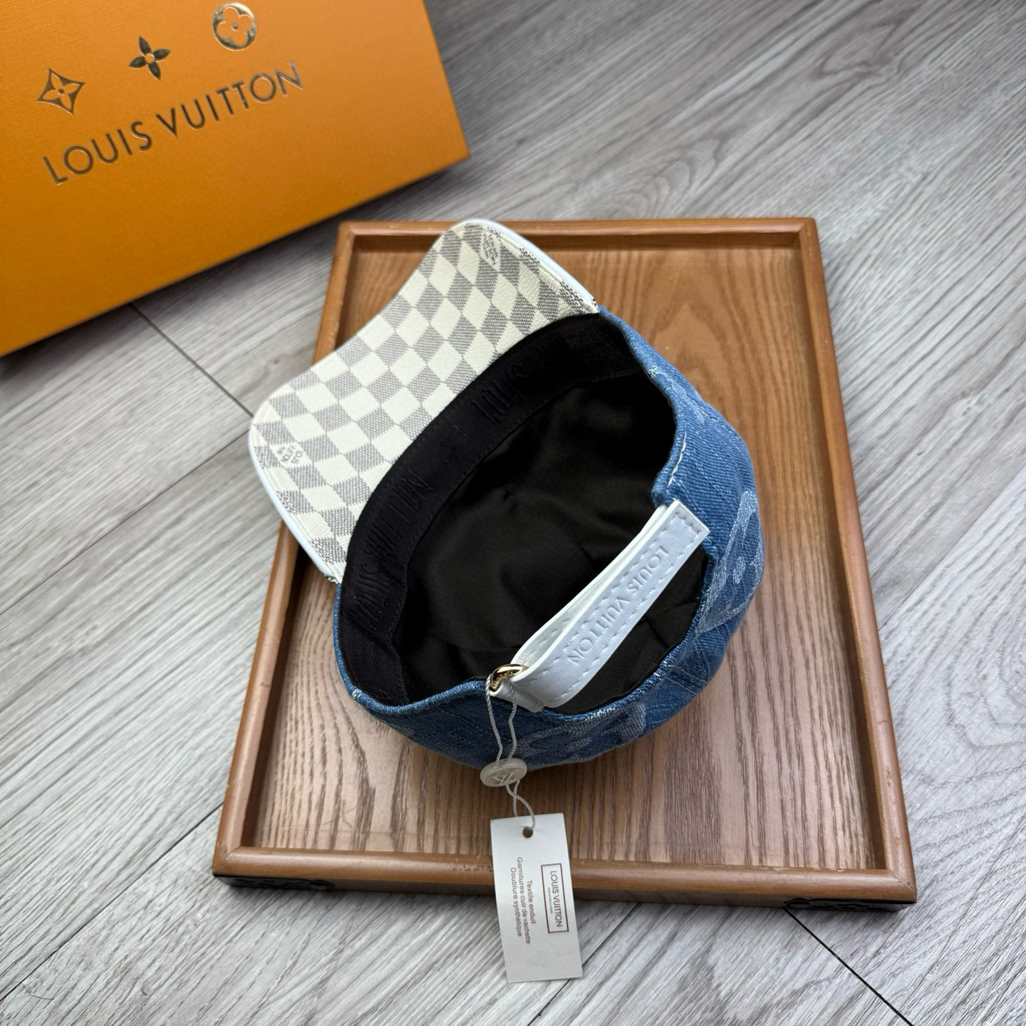 🌹。L家。大花牛仔➕棋盘格皮沿
【超A品质】最新款！时尚潮流，高端做工！每一个帽子都是用心之作！牛津材质