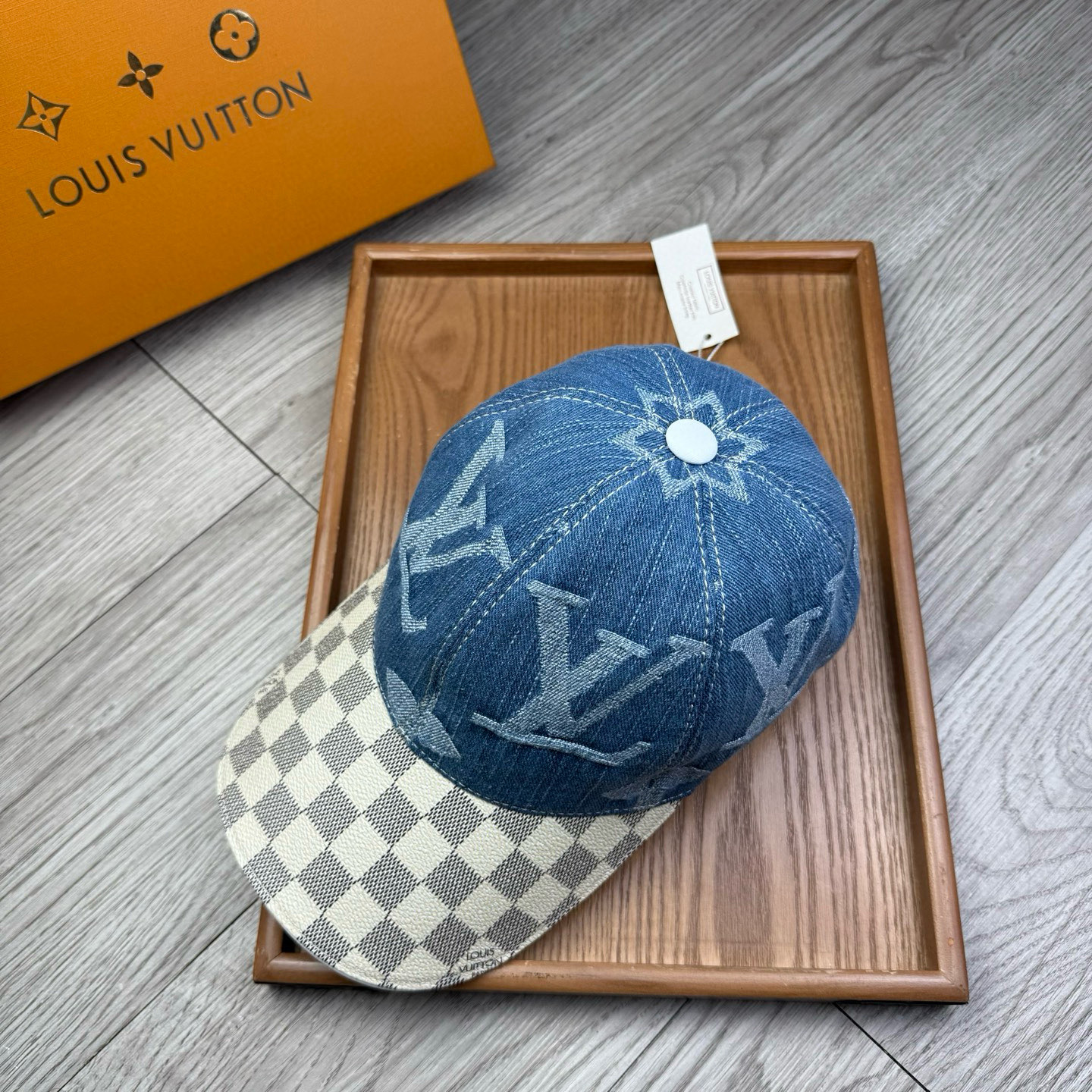 🌹。L家。大花牛仔➕棋盘格皮沿
【超A品质】最新款！时尚潮流，高端做工！每一个帽子都是用心之作！牛津材质