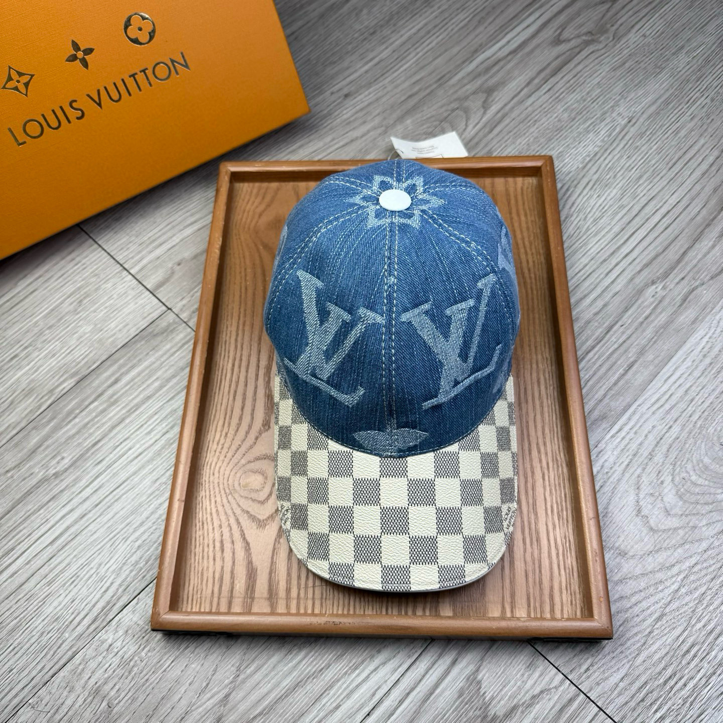 🌹。L家。大花牛仔➕棋盘格皮沿
【超A品质】最新款！时尚潮流，高端做工！每一个帽子都是用心之作！牛津材质