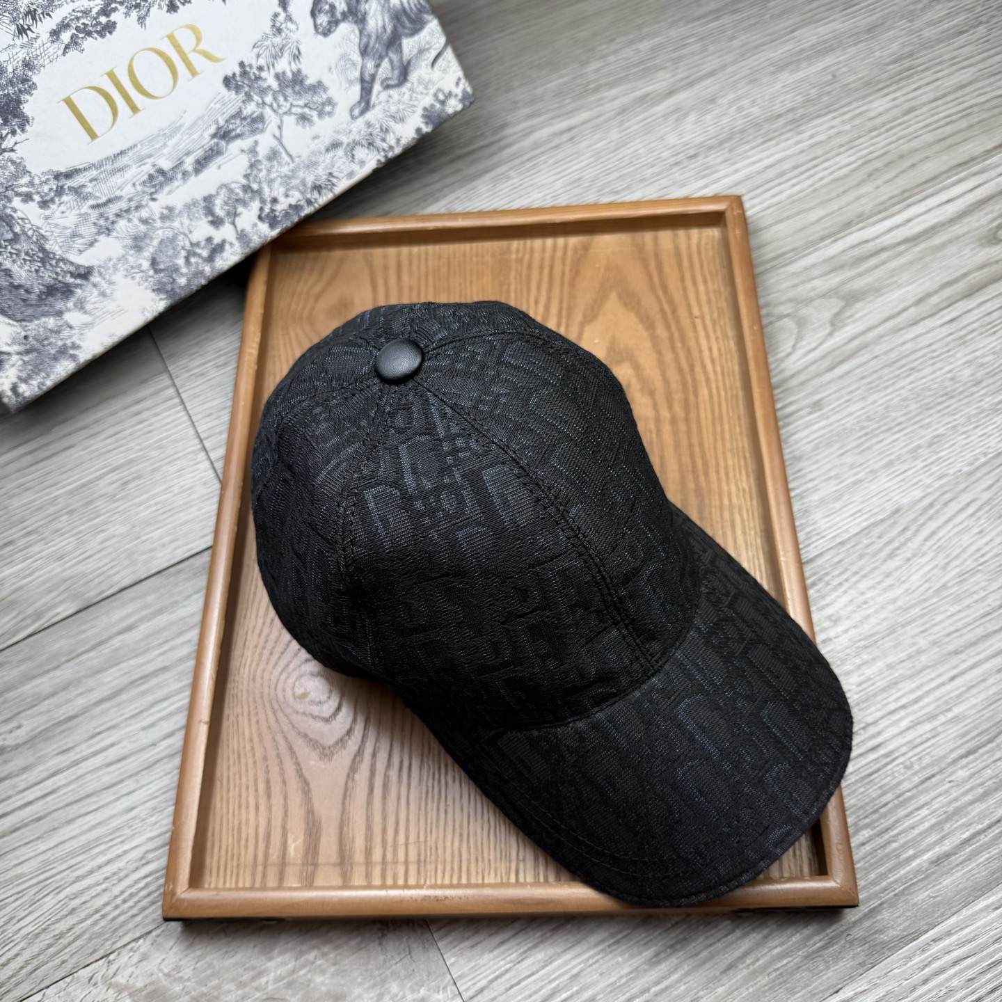 🌹。D家。【超A品质】最新款！时尚潮流，高端做工！每一个帽子都是用心之作！牛津材质！头层牛皮！配盒子、防