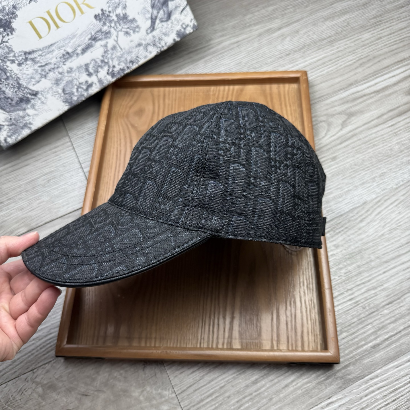 🌹。D家。【超A品质】最新款！时尚潮流，高端做工！每一个帽子都是用心之作！牛津材质！头层牛皮！配盒子、防