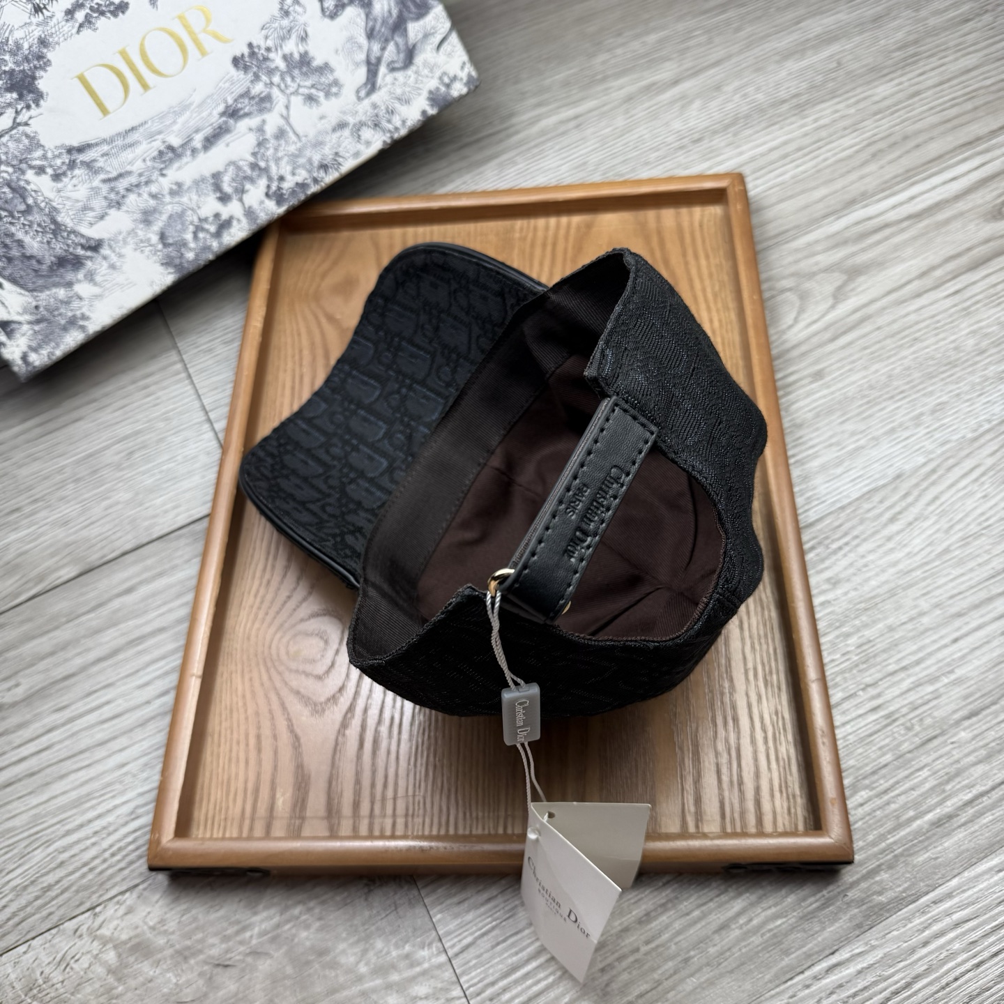 🌹。D家。【超A品质】最新款！时尚潮流，高端做工！每一个帽子都是用心之作！牛津材质！头层牛皮！配盒子、防