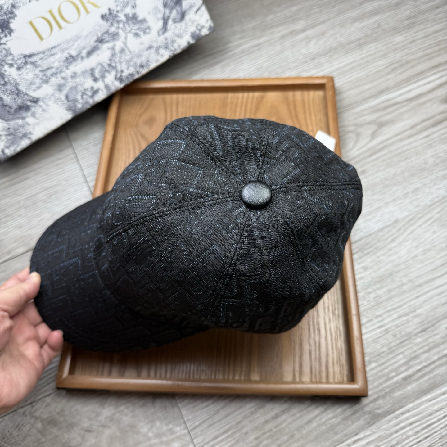 🌹。D家。【超A品质】最新款！时尚潮流，高端做工！每一个帽子都是用心之作！牛津材质！头层牛皮！配盒子、防