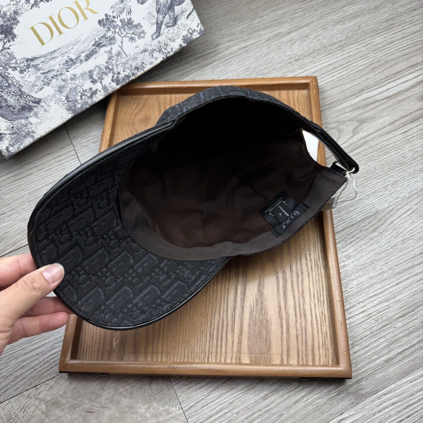 🌹。D家。【超A品质】最新款！时尚潮流，高端做工！每一个帽子都是用心之作！牛津材质！头层牛皮！配盒子、防