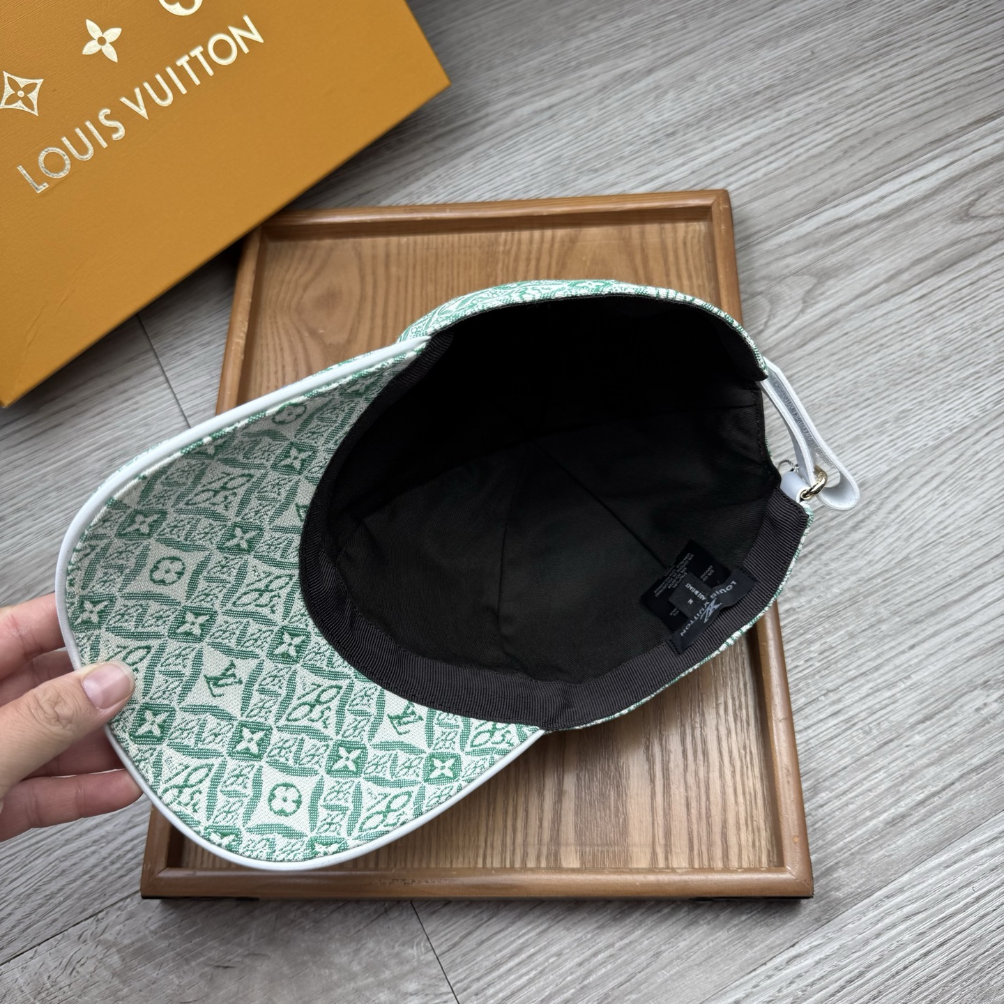 🌹。L家。【超A品质】最新款！时尚潮流，高端做工！每一个帽子都是用心之作！牛津材质！头层牛皮！配盒子、防