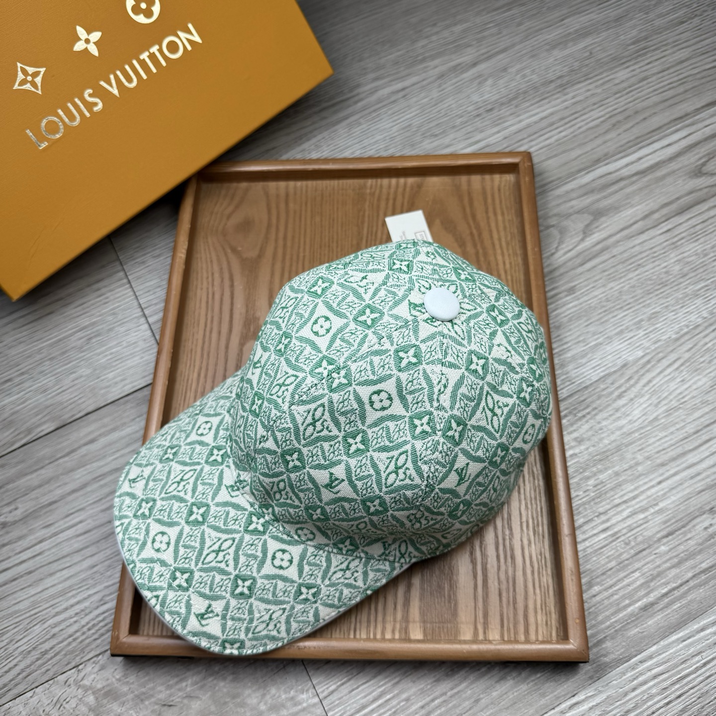 🌹。L家。【超A品质】最新款！时尚潮流，高端做工！每一个帽子都是用心之作！牛津材质！头层牛皮！配盒子、防