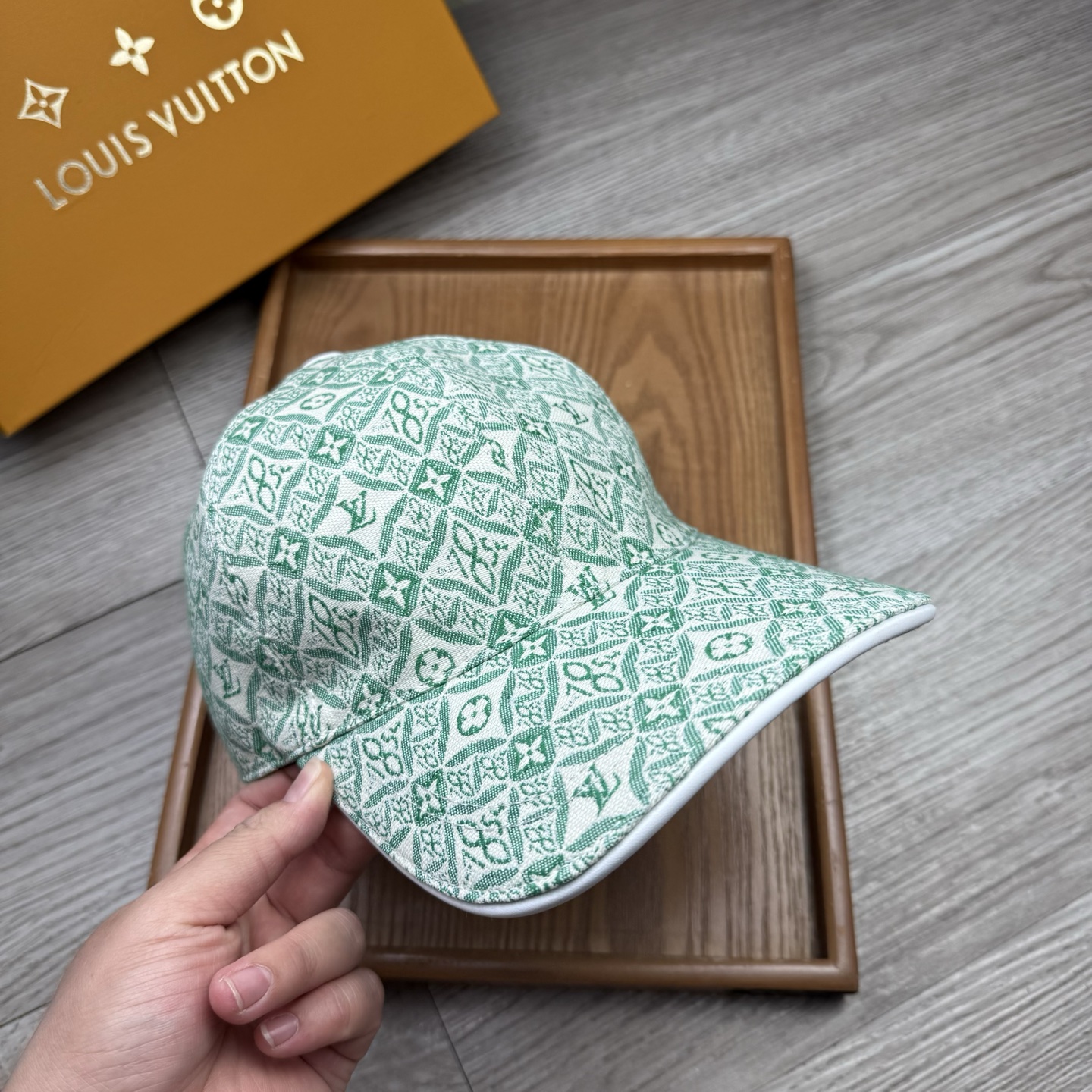 🌹。L家。【超A品质】最新款！时尚潮流，高端做工！每一个帽子都是用心之作！牛津材质！头层牛皮！配盒子、防