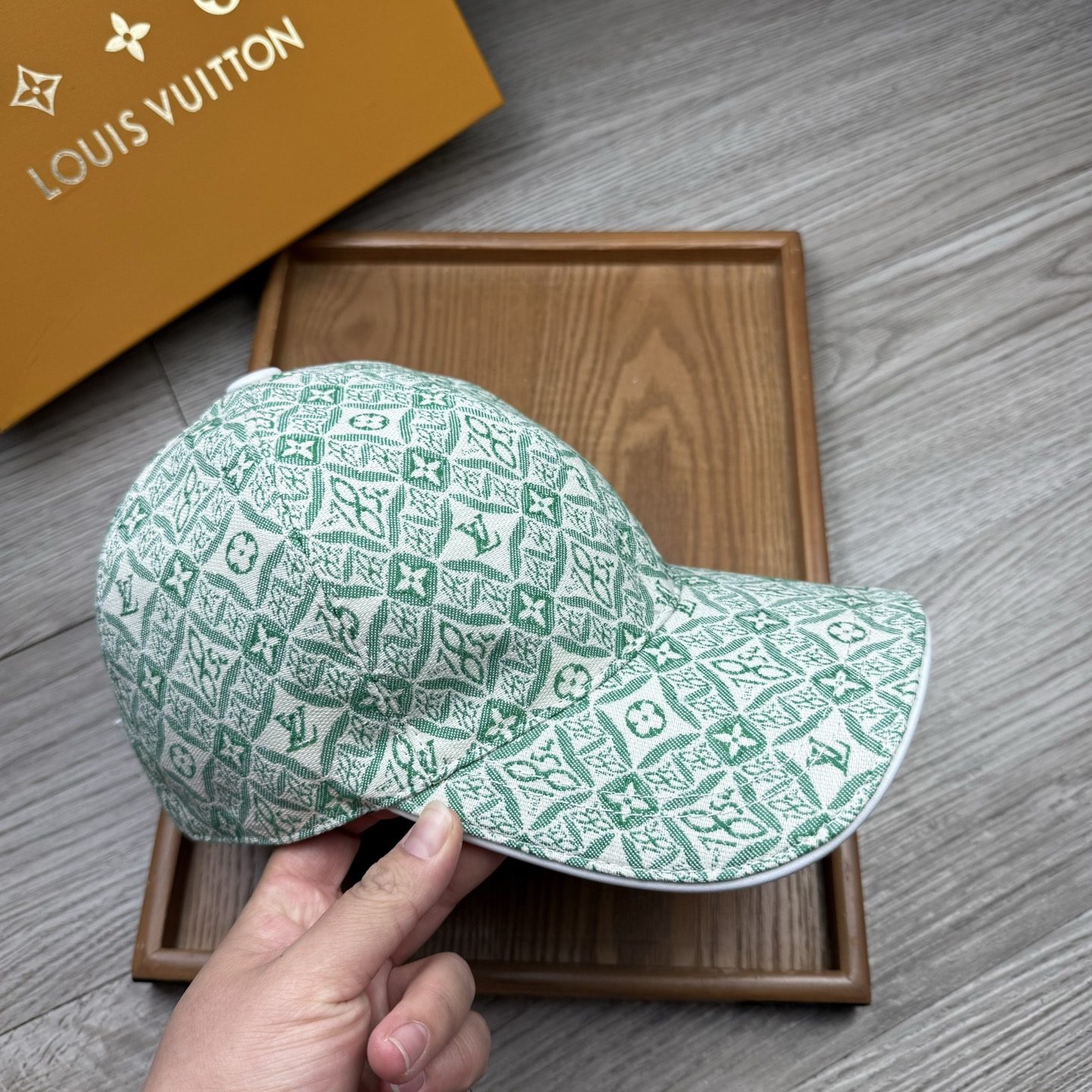 🌹。L家。【超A品质】最新款！时尚潮流，高端做工！每一个帽子都是用心之作！牛津材质！头层牛皮！配盒子、防