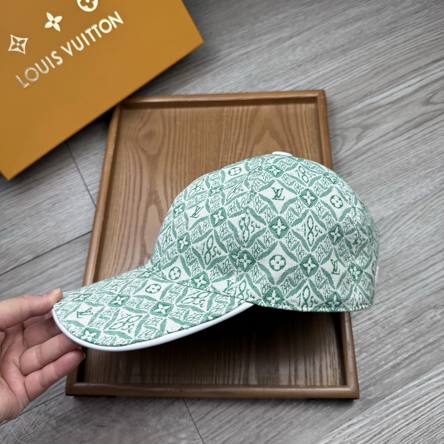 🌹。L家。【超A品质】最新款！时尚潮流，高端做工！每一个帽子都是用心之作！牛津材质！头层牛皮！配盒子、防