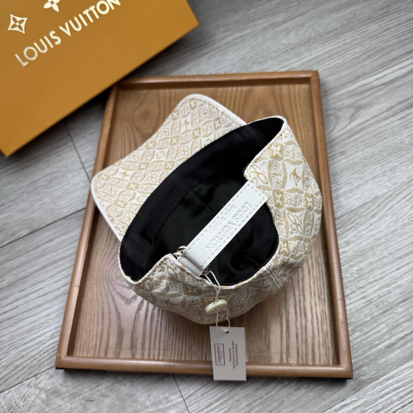 🌹。L家。【超A品质】最新款！时尚潮流，高端做工！每一个帽子都是用心之作！牛津材质！头层牛皮！配盒子、防