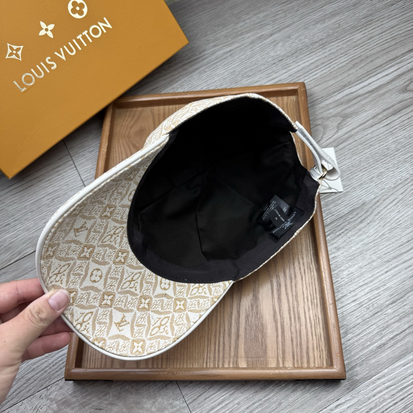 🌹。L家。【超A品质】最新款！时尚潮流，高端做工！每一个帽子都是用心之作！牛津材质！头层牛皮！配盒子、防