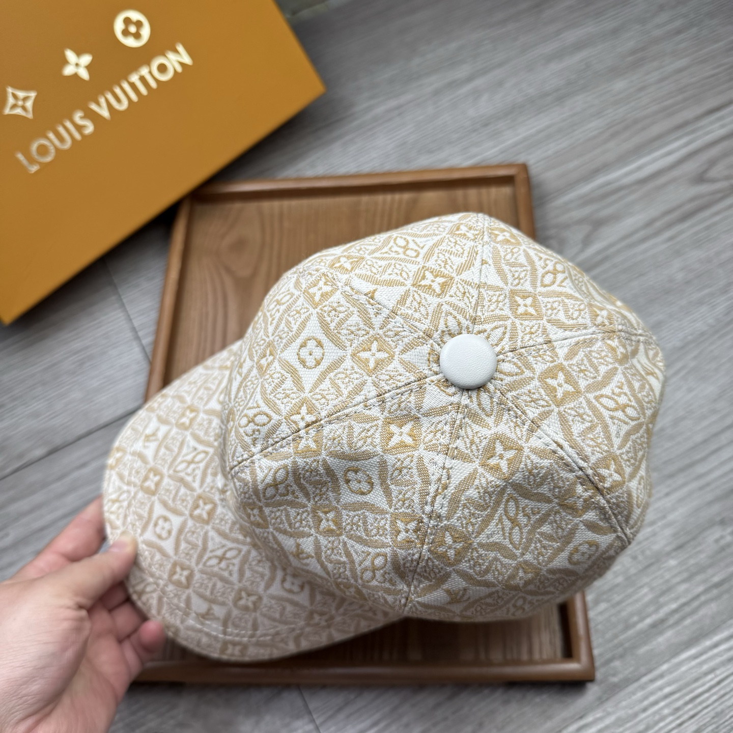 🌹。L家。【超A品质】最新款！时尚潮流，高端做工！每一个帽子都是用心之作！牛津材质！头层牛皮！配盒子、防