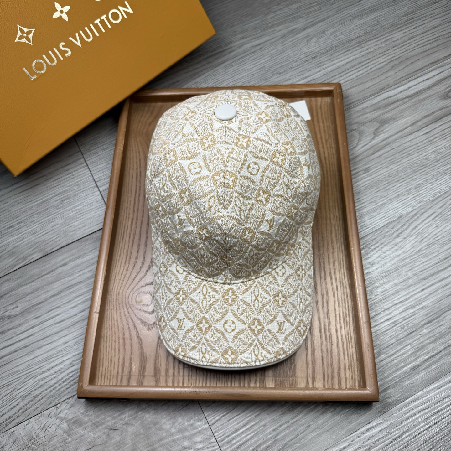 🌹。L家。【超A品质】最新款！时尚潮流，高端做工！每一个帽子都是用心之作！牛津材质！头层牛皮！配盒子、防