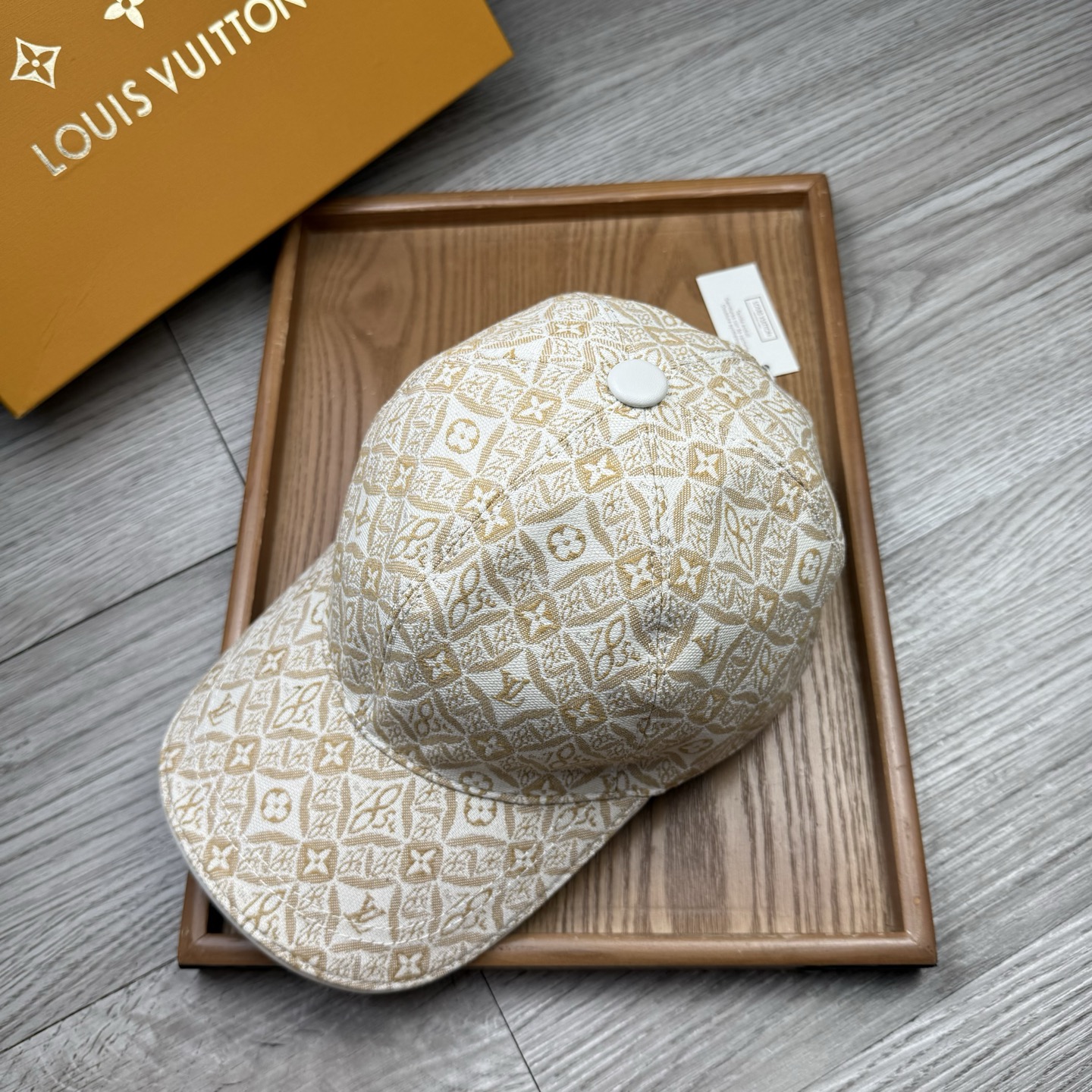 🌹。L家。【超A品质】最新款！时尚潮流，高端做工！每一个帽子都是用心之作！牛津材质！头层牛皮！配盒子、防