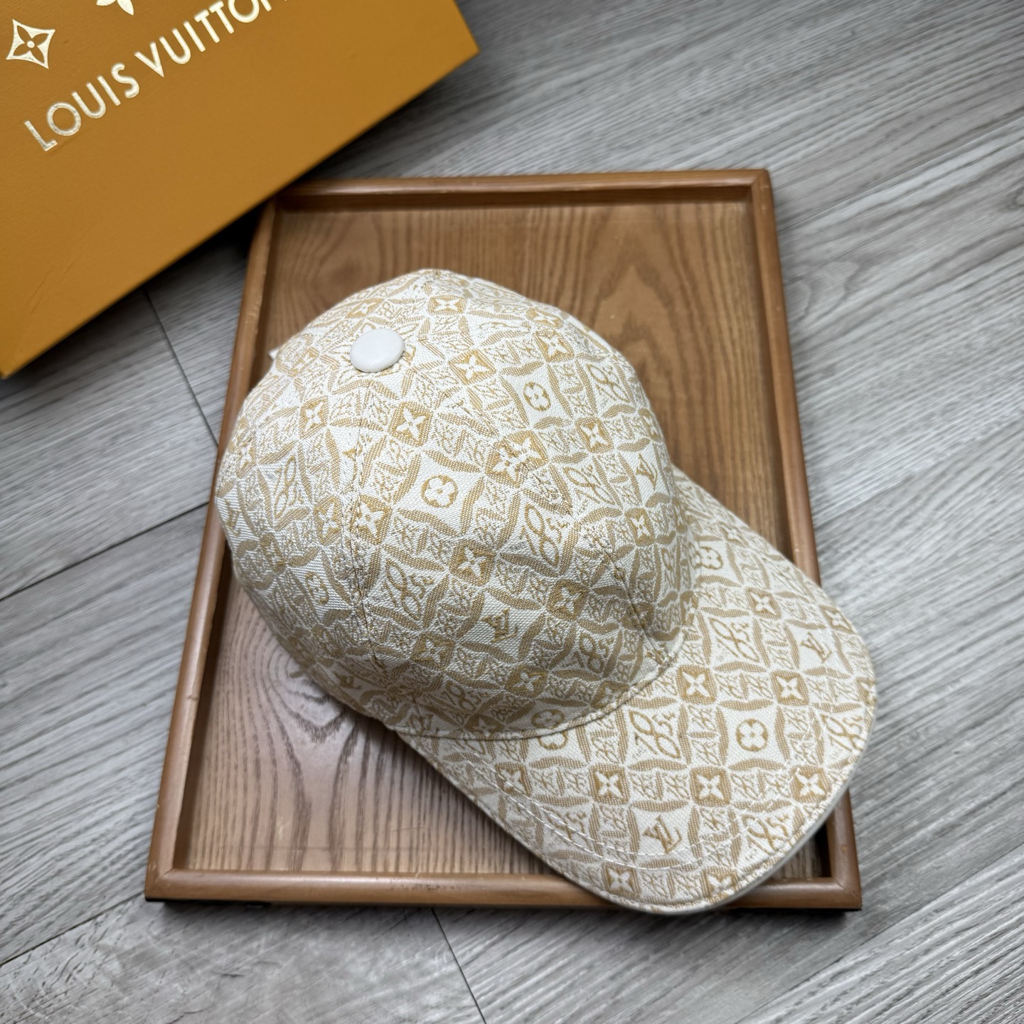 🌹。L家。【超A品质】最新款！时尚潮流，高端做工！每一个帽子都是用心之作！牛津材质！头层牛皮！配盒子、防