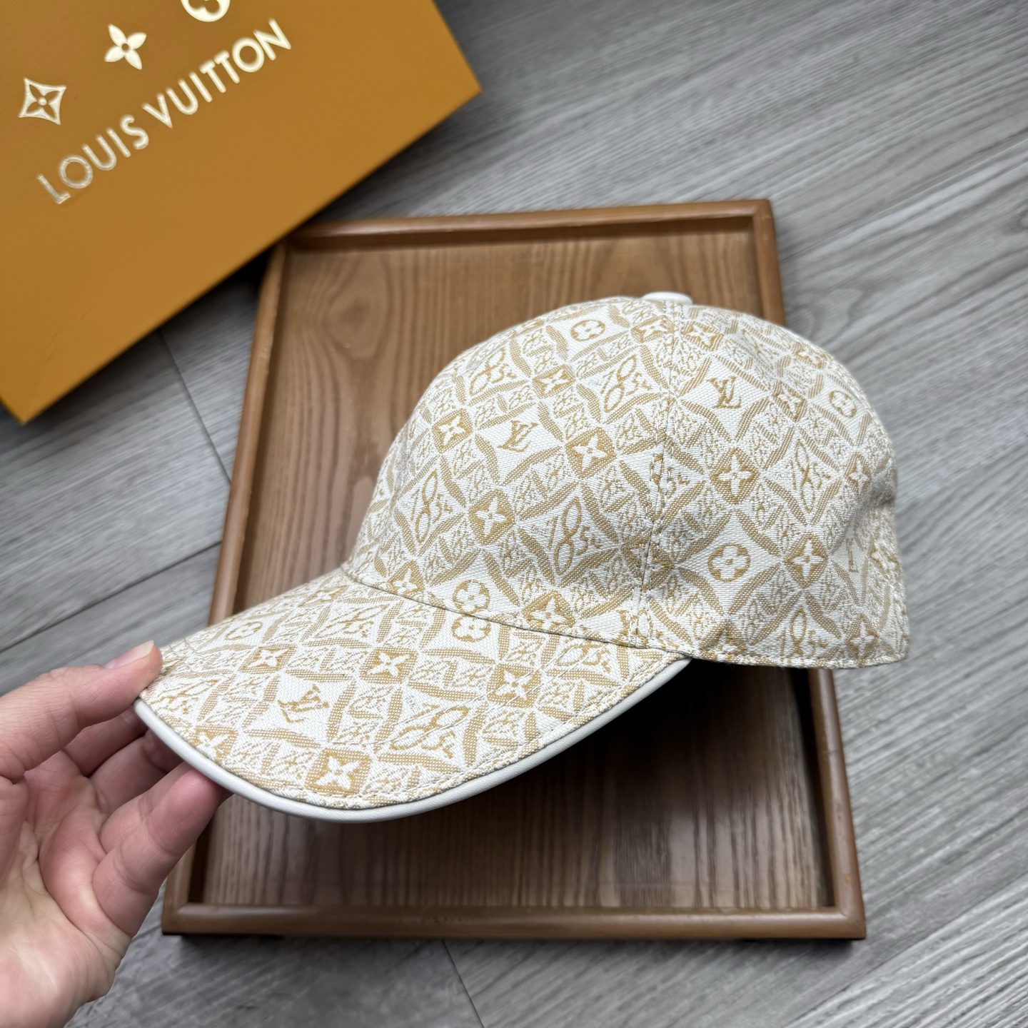 🌹。L家。【超A品质】最新款！时尚潮流，高端做工！每一个帽子都是用心之作！牛津材质！头层牛皮！配盒子、防