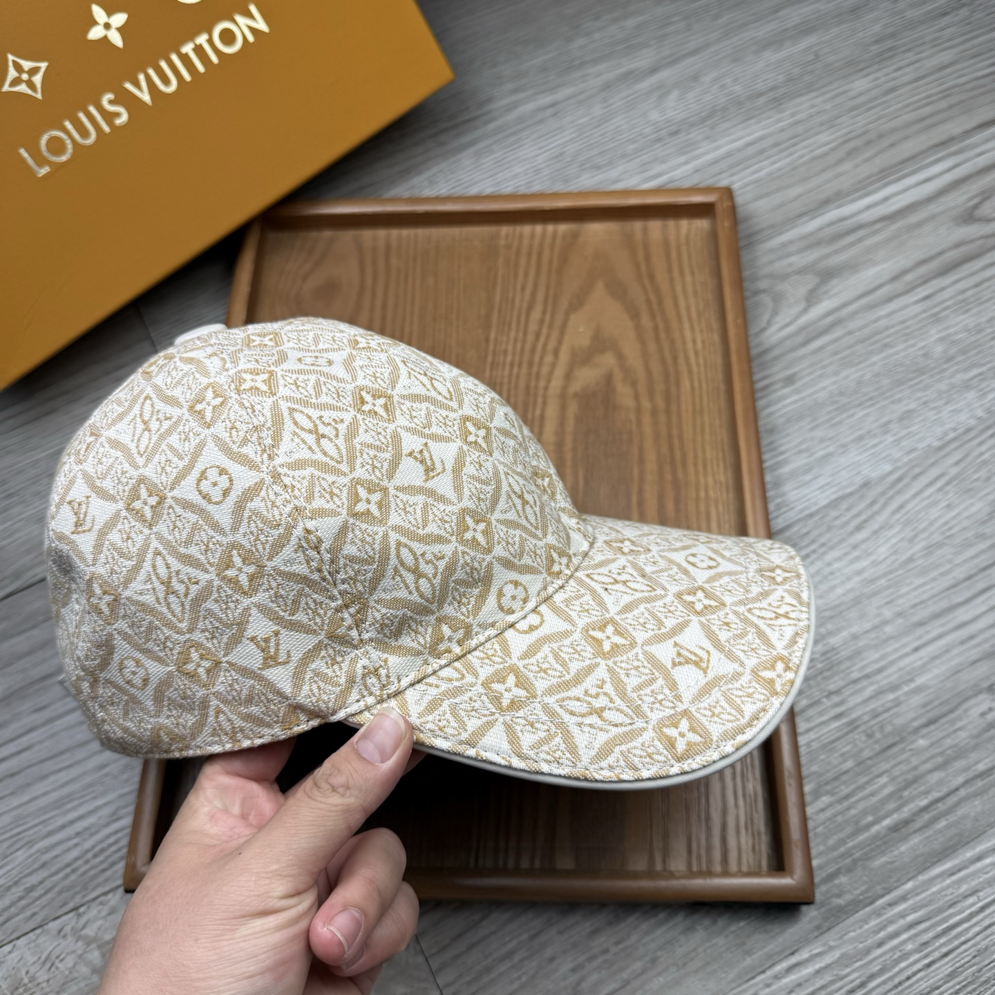 🌹。L家。【超A品质】最新款！时尚潮流，高端做工！每一个帽子都是用心之作！牛津材质！头层牛皮！配盒子、防