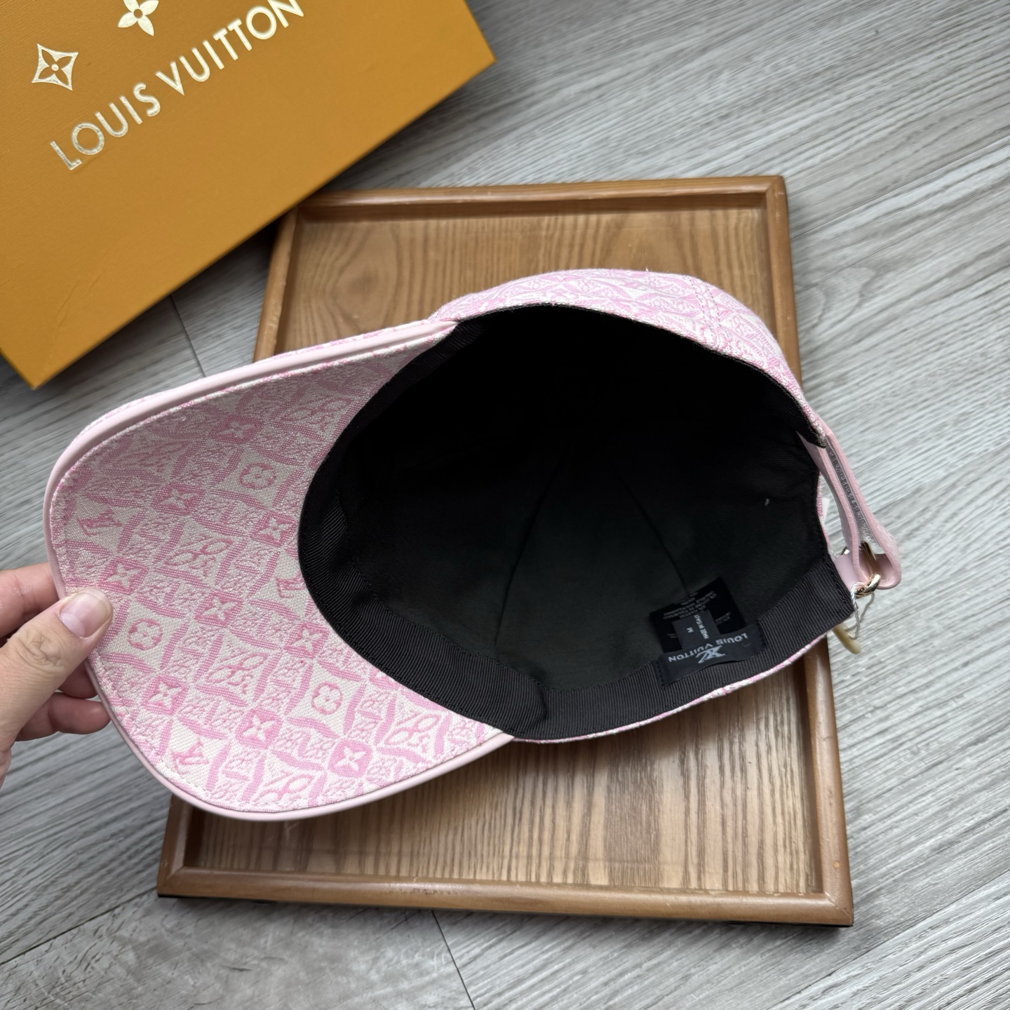 🌹。L家。【超A品质】最新款！时尚潮流，高端做工！每一个帽子都是用心之作！牛津材质！头层牛皮！配盒子、防