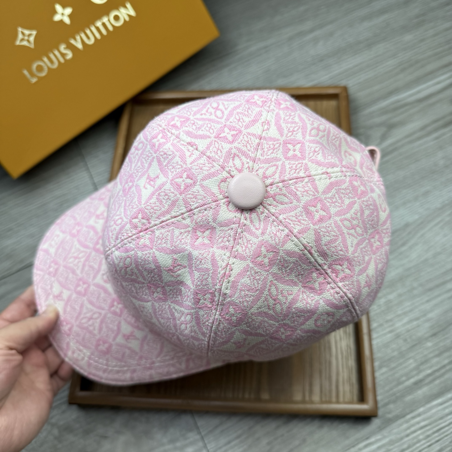 🌹。L家。【超A品质】最新款！时尚潮流，高端做工！每一个帽子都是用心之作！牛津材质！头层牛皮！配盒子、防