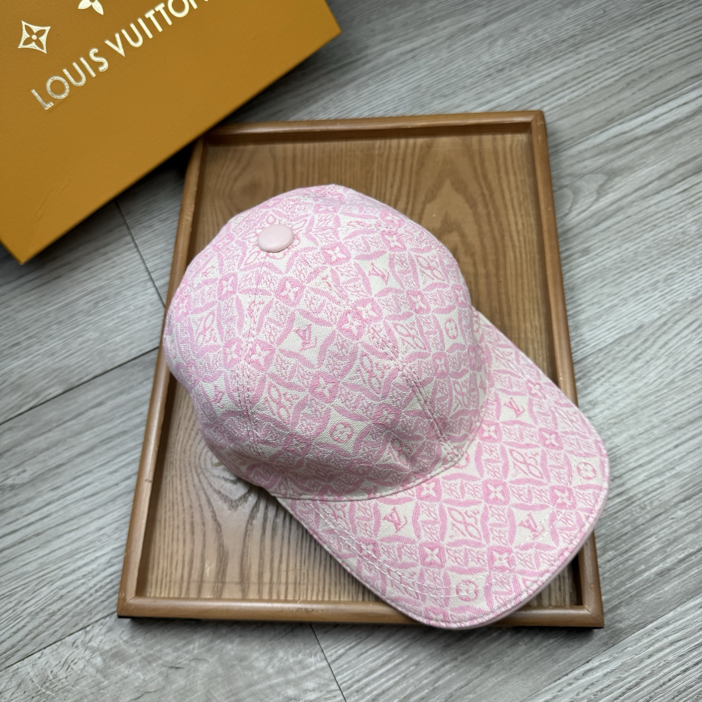 🌹。L家。【超A品质】最新款！时尚潮流，高端做工！每一个帽子都是用心之作！牛津材质！头层牛皮！配盒子、防