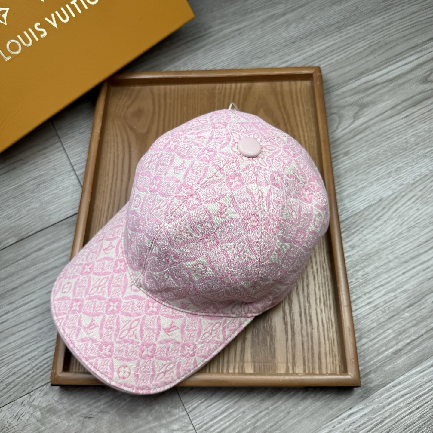 🌹。L家。【超A品质】最新款！时尚潮流，高端做工！每一个帽子都是用心之作！牛津材质！头层牛皮！配盒子、防