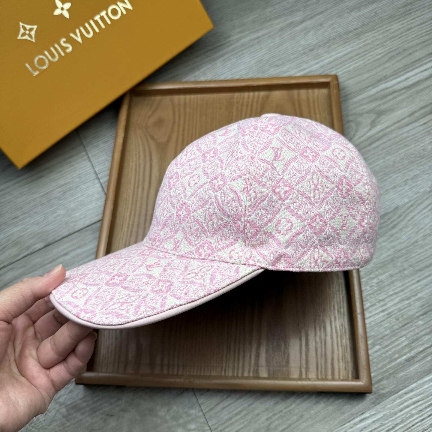 🌹。L家。【超A品质】最新款！时尚潮流，高端做工！每一个帽子都是用心之作！牛津材质！头层牛皮！配盒子、防