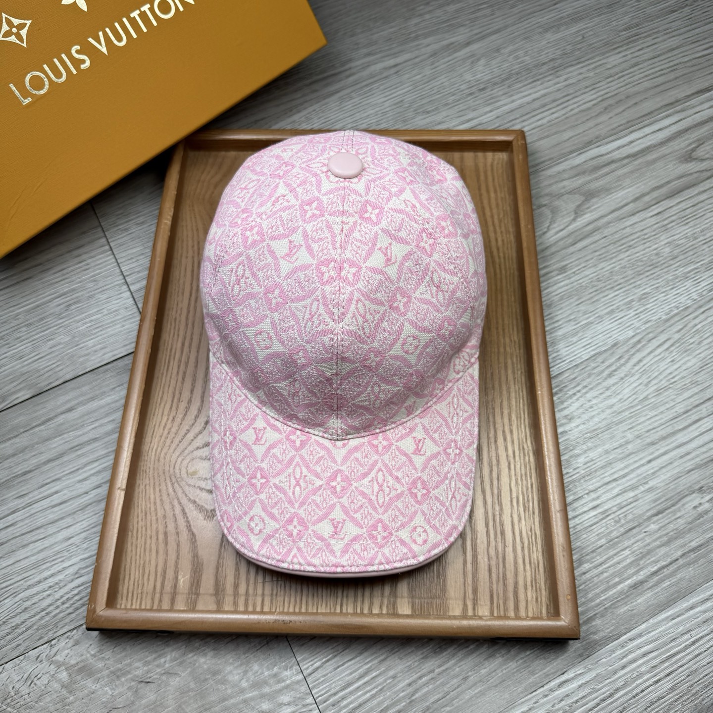 🌹。L家。【超A品质】最新款！时尚潮流，高端做工！每一个帽子都是用心之作！牛津材质！头层牛皮！配盒子、防