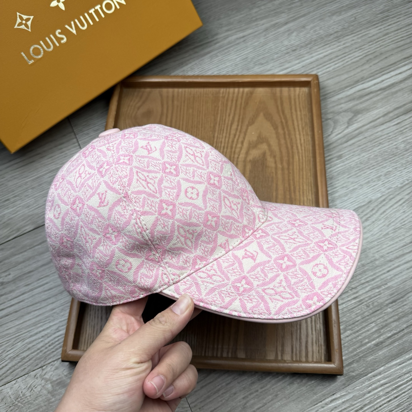 🌹。L家。【超A品质】最新款！时尚潮流，高端做工！每一个帽子都是用心之作！牛津材质！头层牛皮！配盒子、防