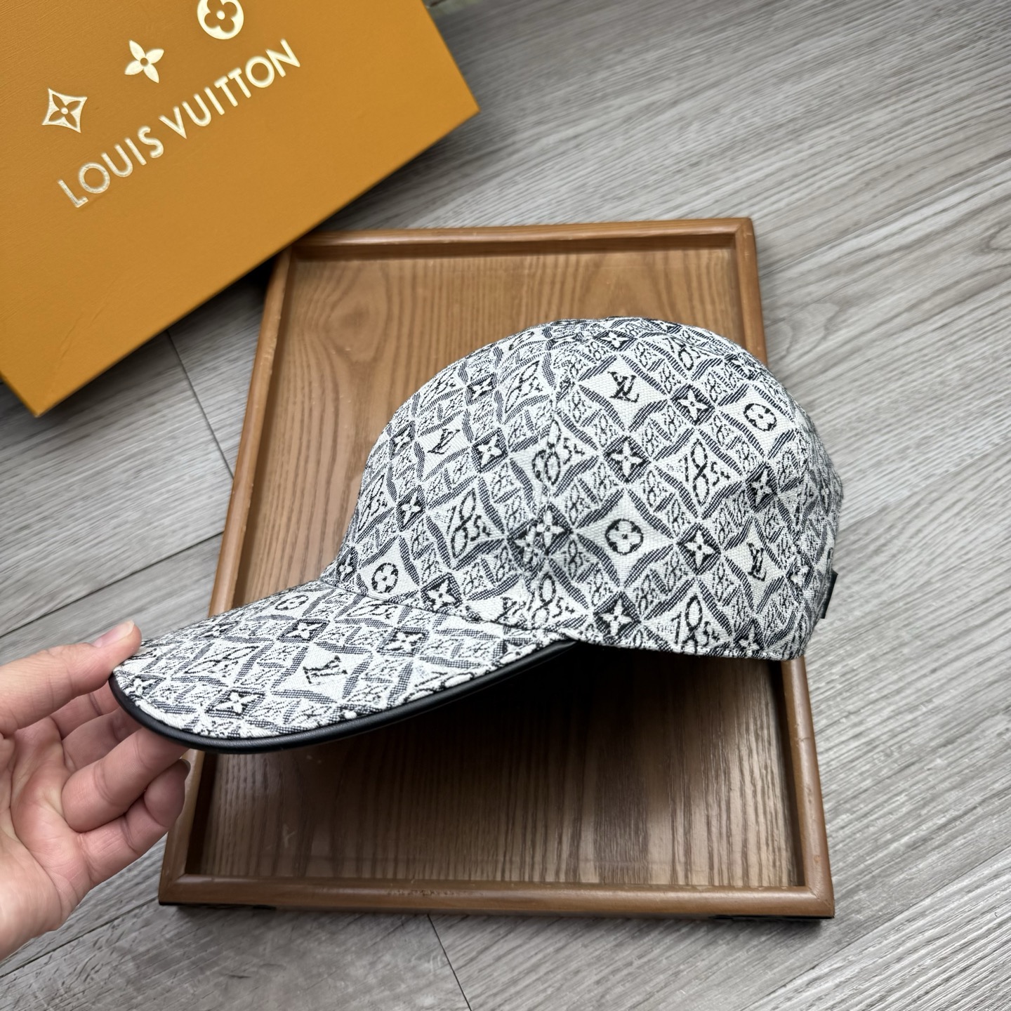 🌹。L家。【超A品质】最新款！时尚潮流，高端做工！每一个帽子都是用心之作！牛津材质！头层牛皮！配盒子、防