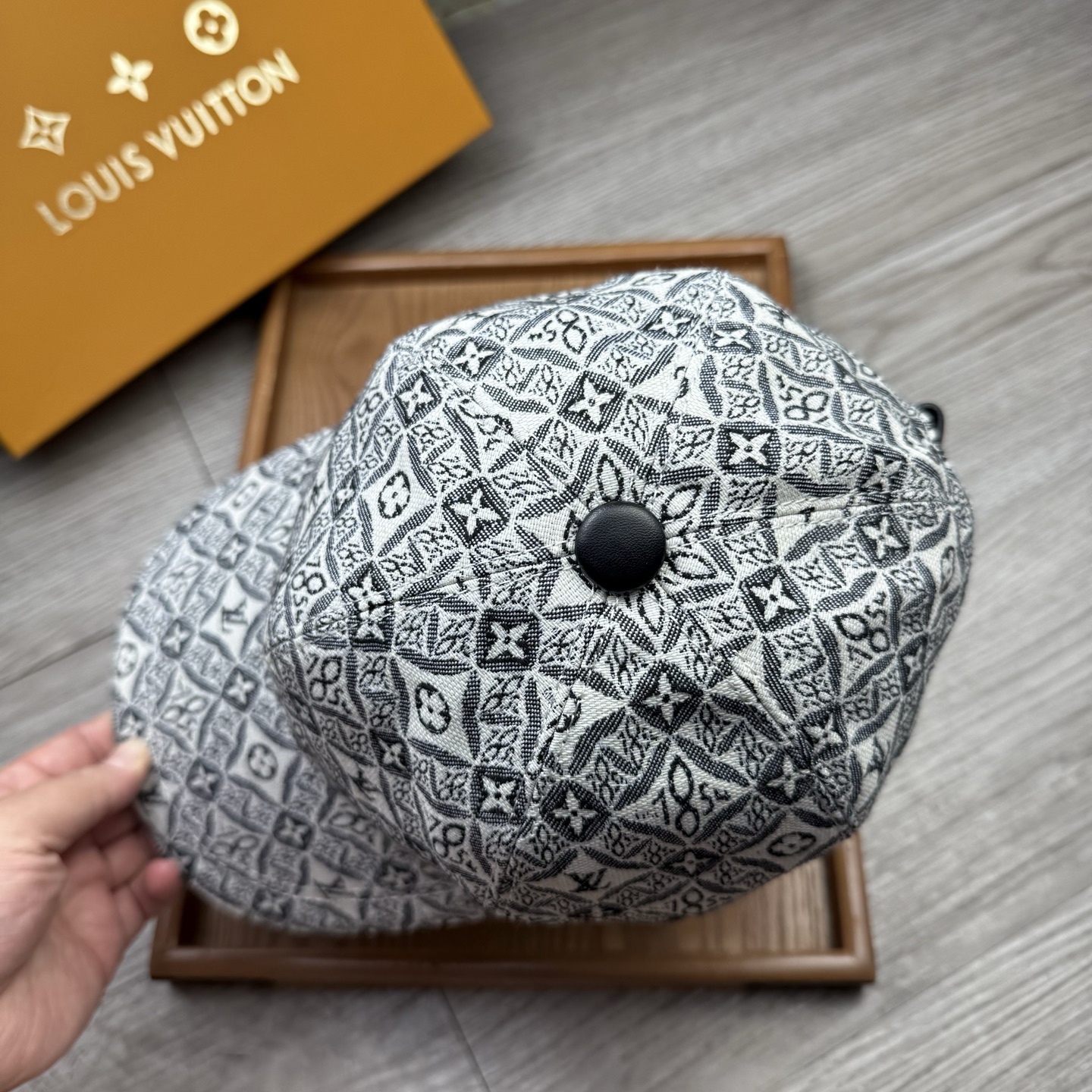 🌹。L家。【超A品质】最新款！时尚潮流，高端做工！每一个帽子都是用心之作！牛津材质！头层牛皮！配盒子、防