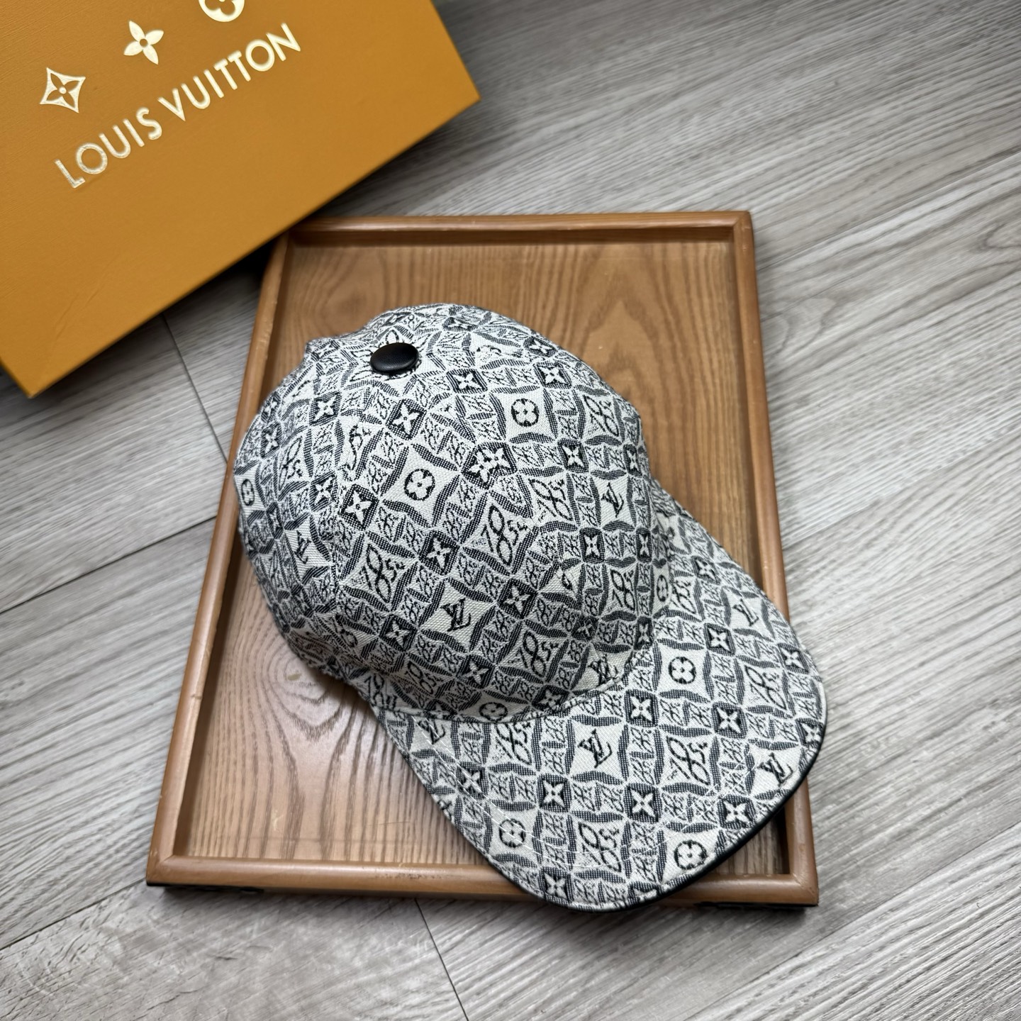 🌹。L家。【超A品质】最新款！时尚潮流，高端做工！每一个帽子都是用心之作！牛津材质！头层牛皮！配盒子、防