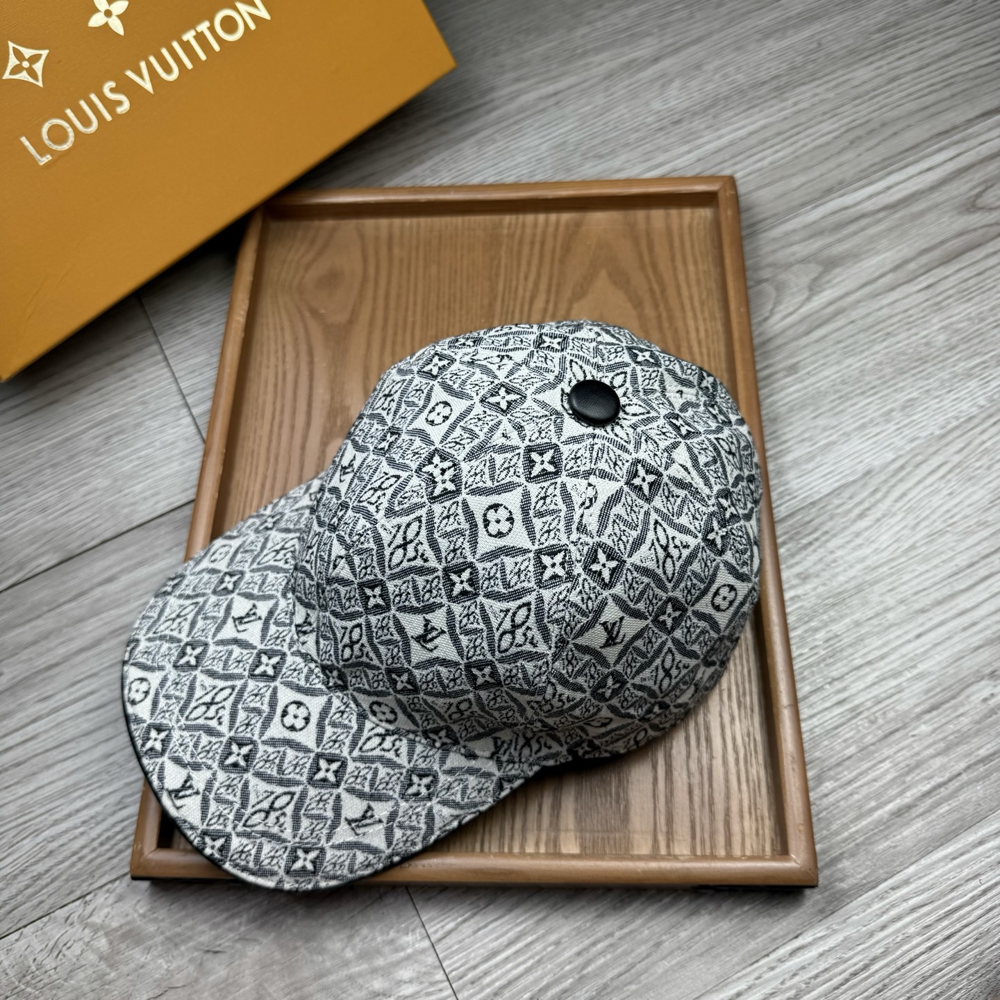 🌹。L家。【超A品质】最新款！时尚潮流，高端做工！每一个帽子都是用心之作！牛津材质！头层牛皮！配盒子、防