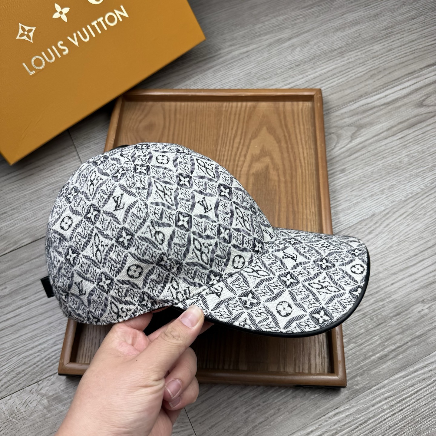 🌹。L家。【超A品质】最新款！时尚潮流，高端做工！每一个帽子都是用心之作！牛津材质！头层牛皮！配盒子、防