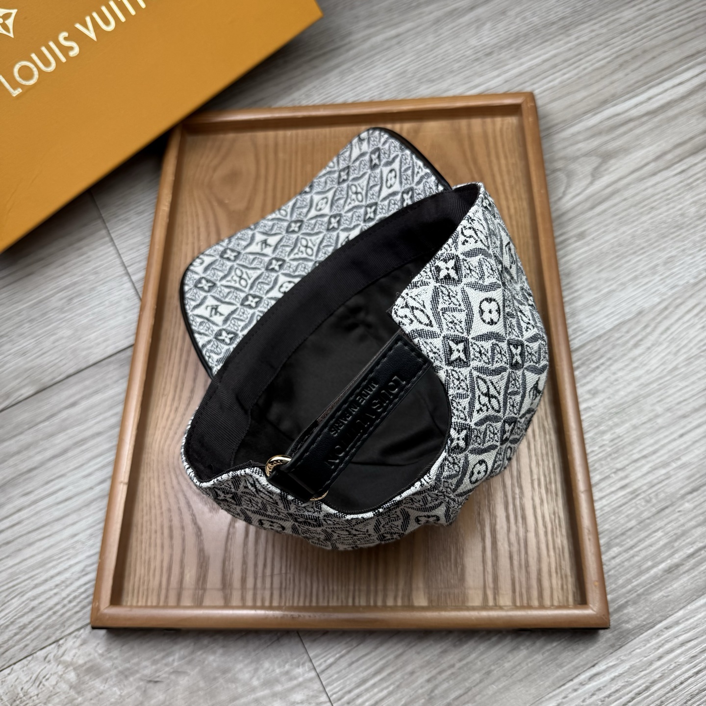 🌹。L家。【超A品质】最新款！时尚潮流，高端做工！每一个帽子都是用心之作！牛津材质！头层牛皮！配盒子、防