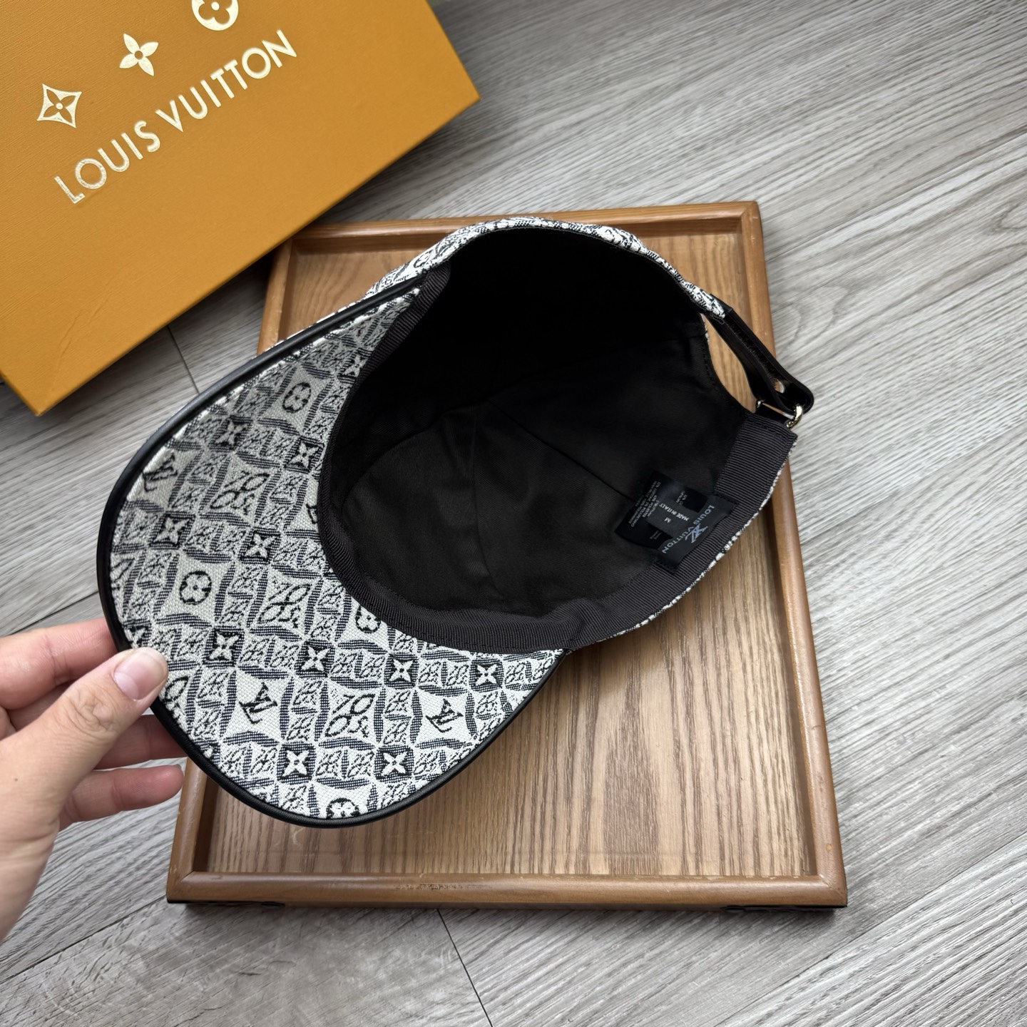 🌹。L家。【超A品质】最新款！时尚潮流，高端做工！每一个帽子都是用心之作！牛津材质！头层牛皮！配盒子、防