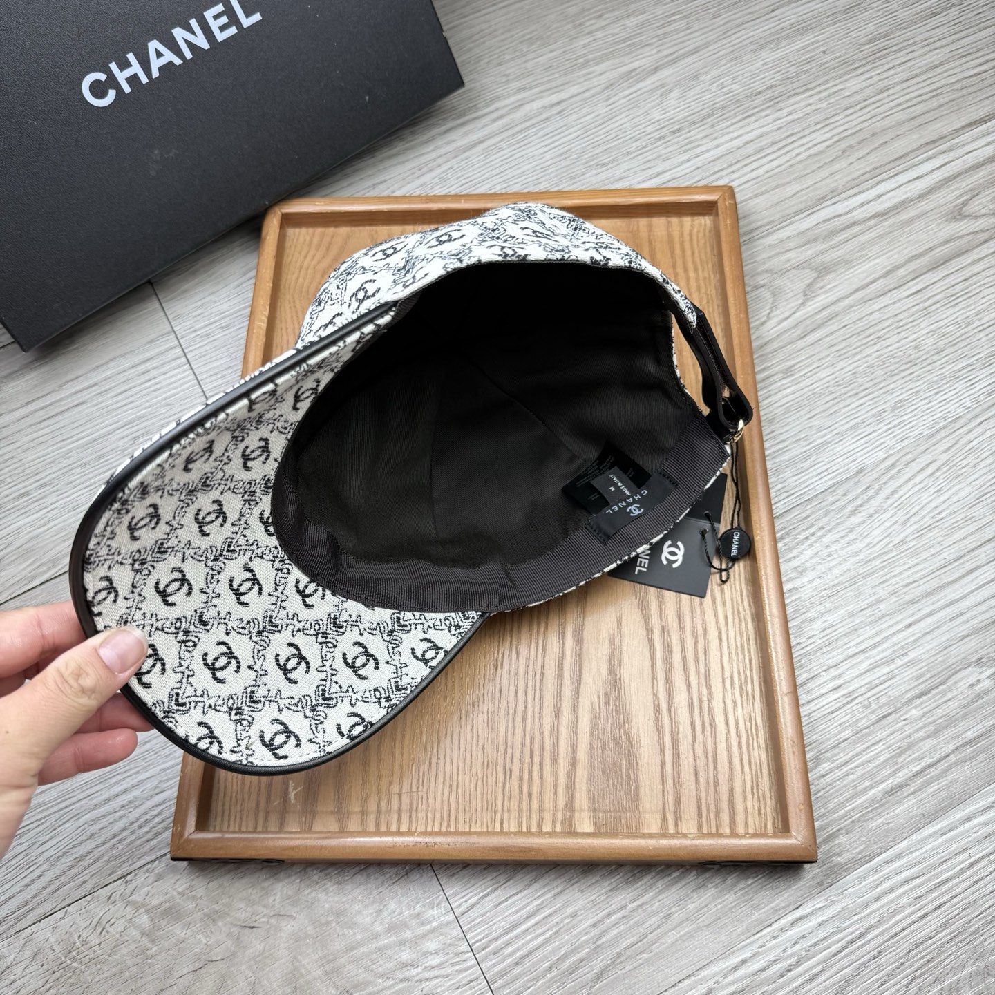 🌹。C家。【超A品质】最新款！时尚潮流，高端做工！每一个帽子都是用心之作！牛津材质！头层牛皮！配盒子、防