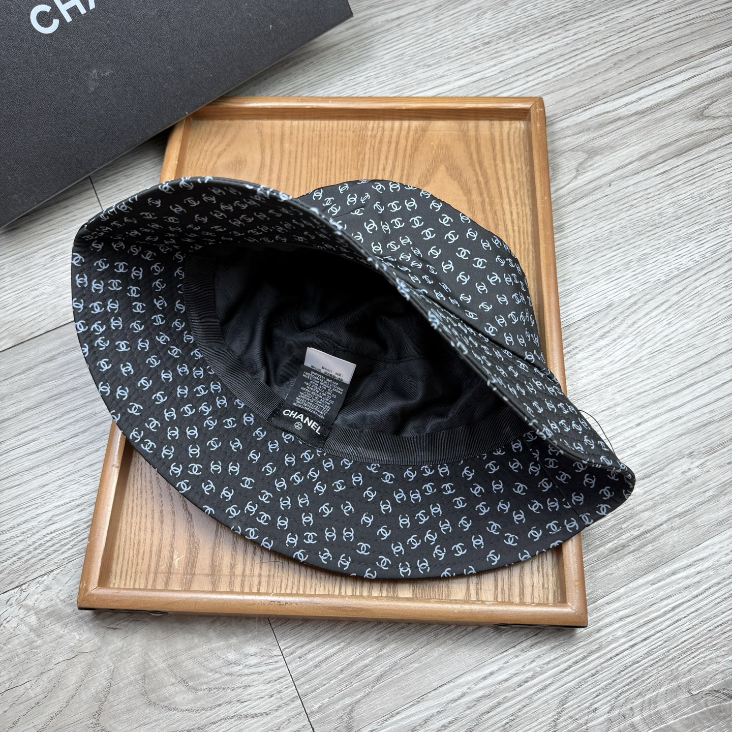 。C家。香香渔夫帽！真的是经典中的NO.1，绝美的颜色非常好搭配，不管是酷飒的风格还是温婉的长裙都非常合