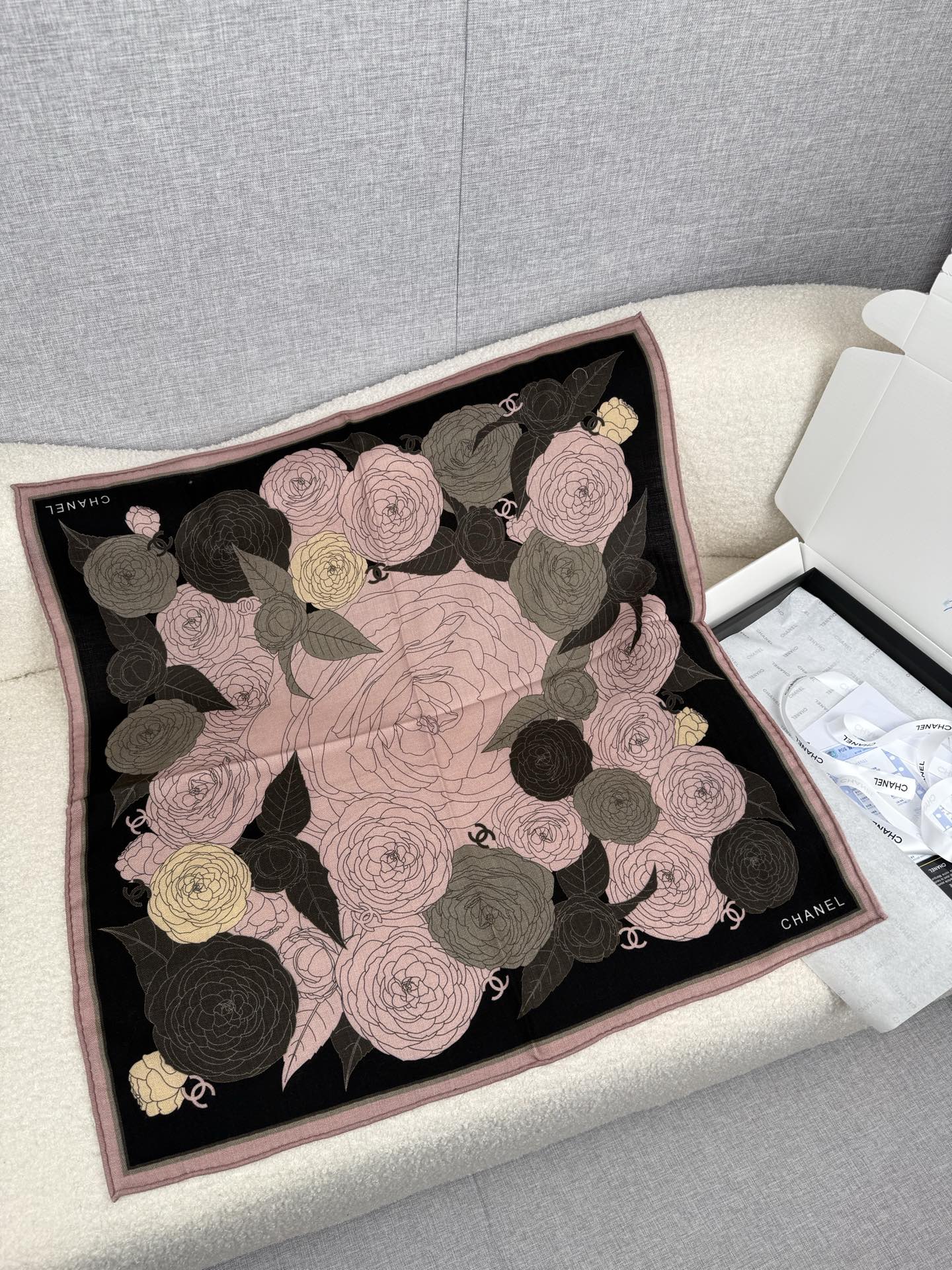 。C家。【黑粉色】Chanel超经典山茶花，买了都说好看‼️推荐💕顶级工艺超值‼️专柜爆款❗️立体呈现图